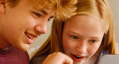 Mor og sønn ser på laptop sammen