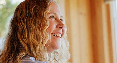 Mor og sønn ser på laptop sammen