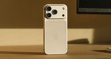 baksiden på den nye iphone 17 pro i fargen sølv står på et trebord i sollyset