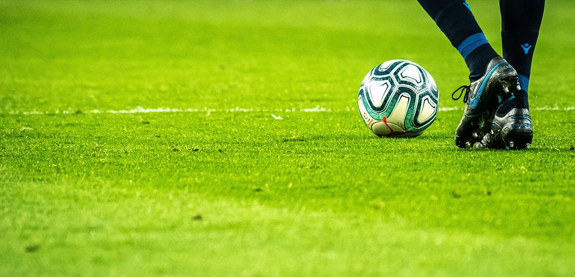 Illustrasjonsbilde av en mann som sparker ball, et bilde som illustrerer sport - en del av månedens streamix.