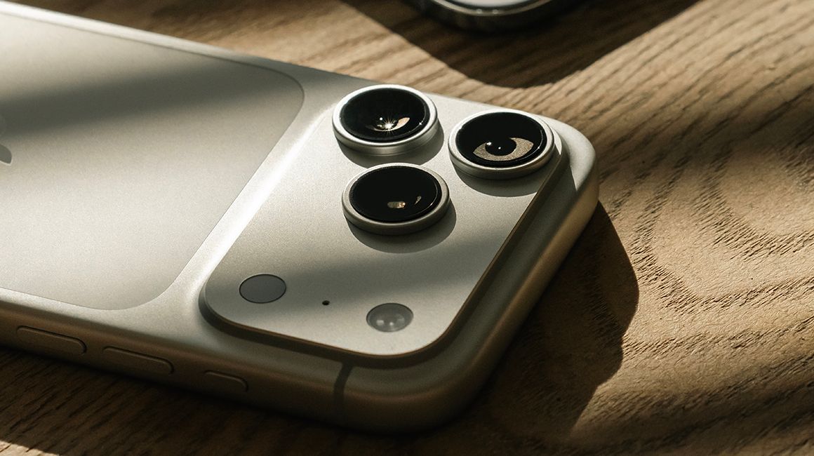 nærbilde av kameralinsene på den nye iphone 17 pro i fargen sølv