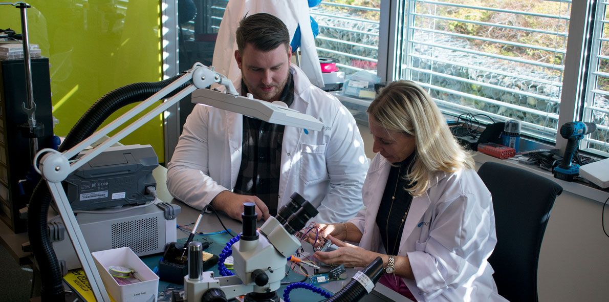 Aril Schultzen og Sofia Trope jobber med å gjøre IoT mer tilgjengelig for alle. Her avbildet på Telenors laboratorium for tingenes internett.