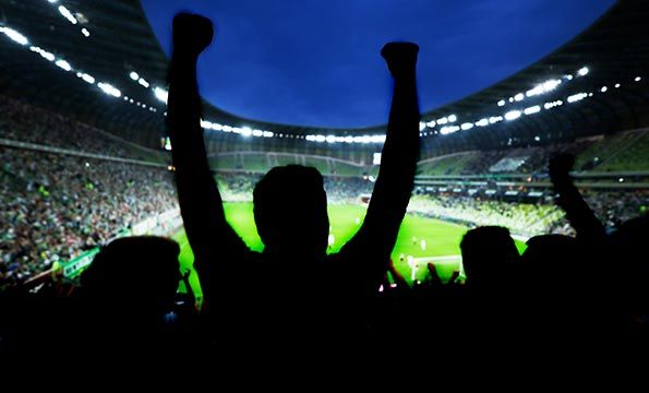 Jublende tilhengere på en fotballstadion