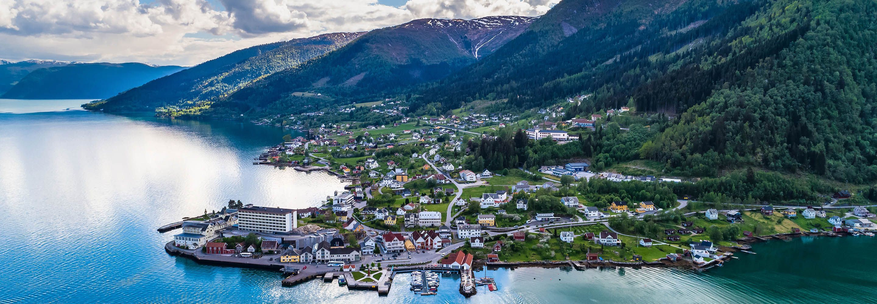 IoT teknologi i naturen, bilde fra Balestrand, vakker sjo og fjell og hus