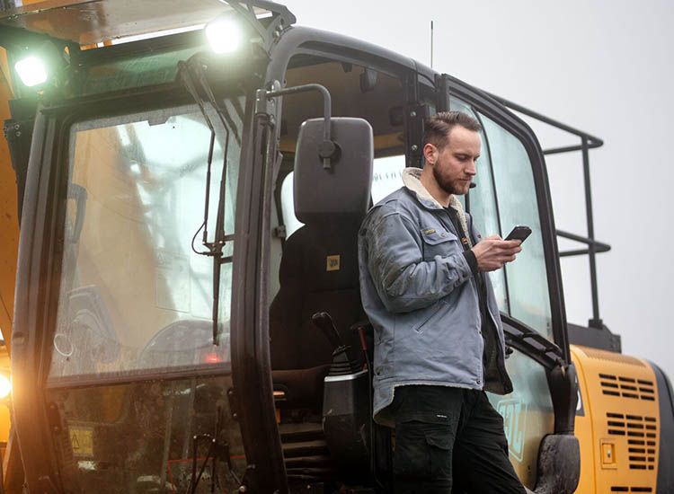 Jente ser på PC med fiberbredbånd fra Telenor