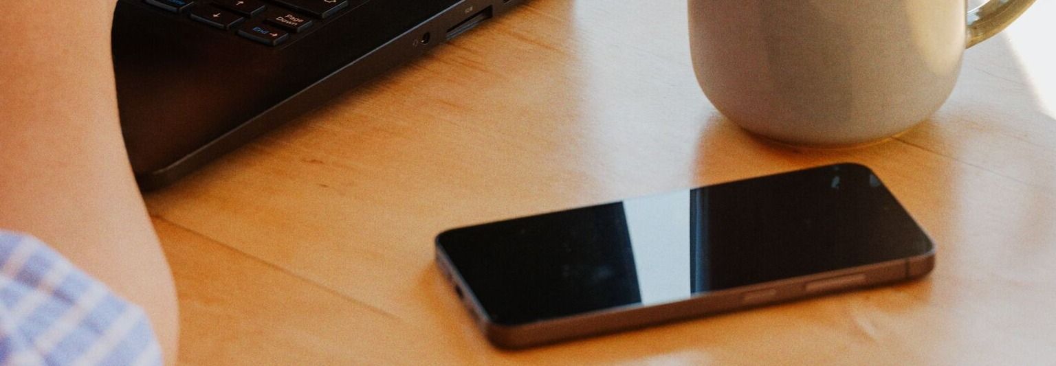 Bilde av telefon og person