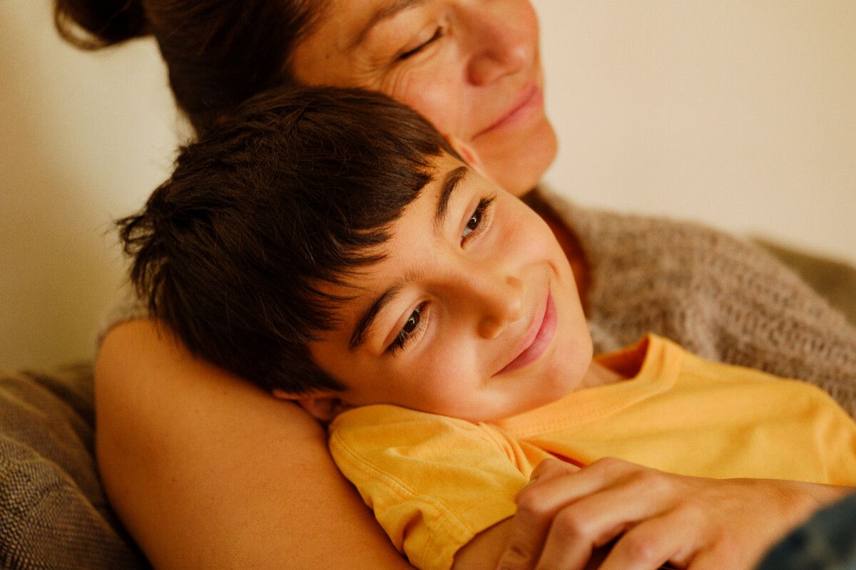 Dame med sønn i armkroken