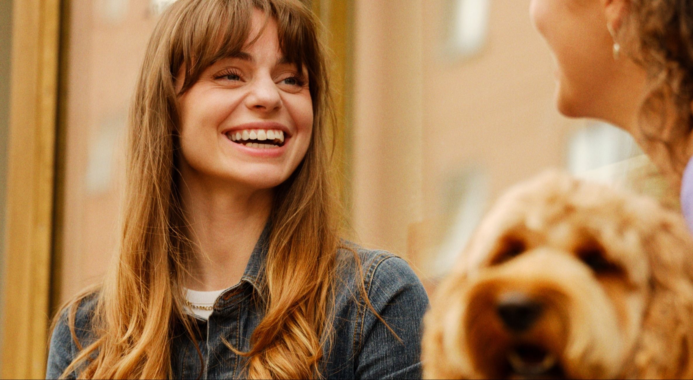 Ung kvinne som smiler stort