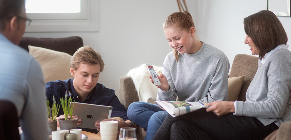 Familie med mobil og nettbrett