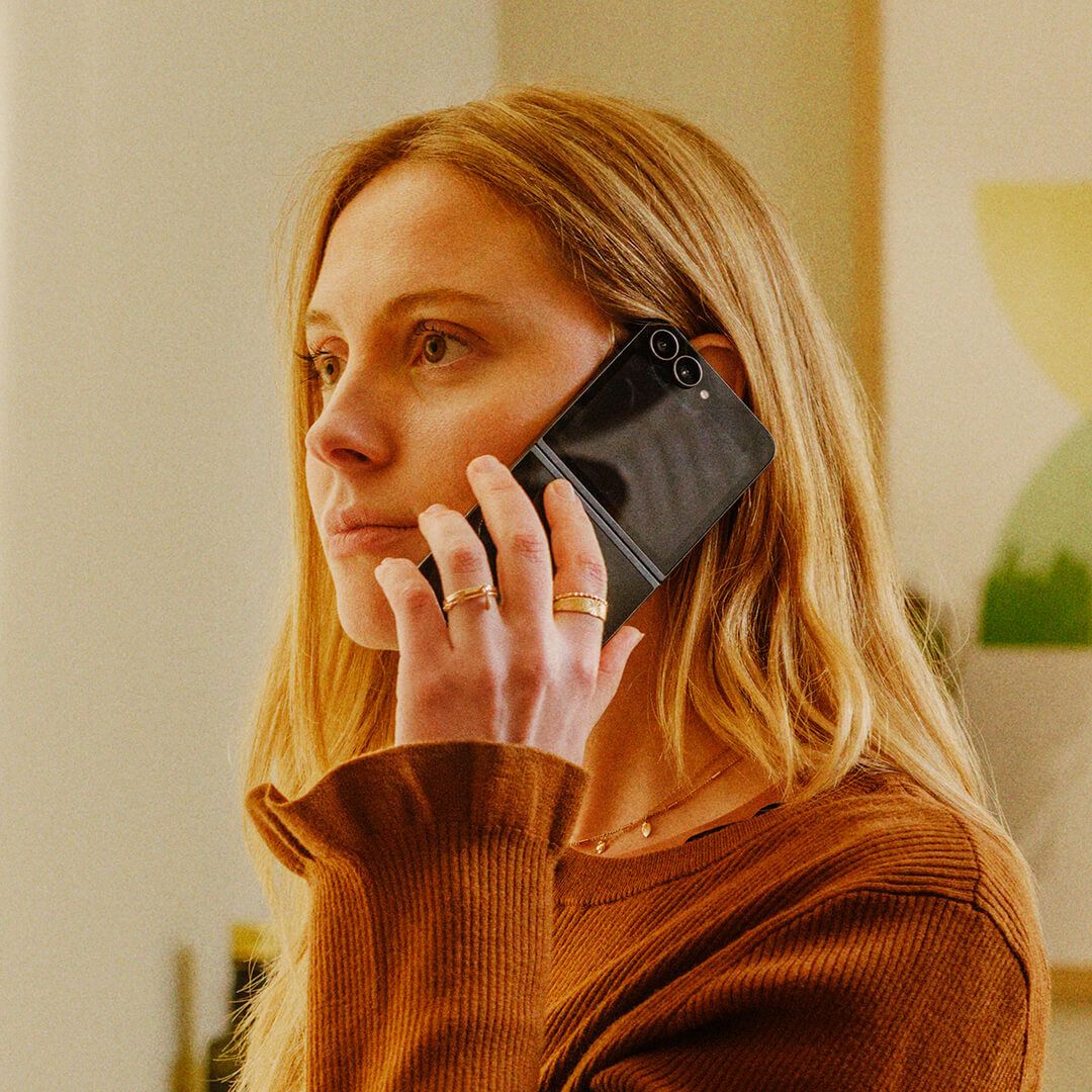 Video som viser en dame som får et innkommende anrop med varsel om svindel