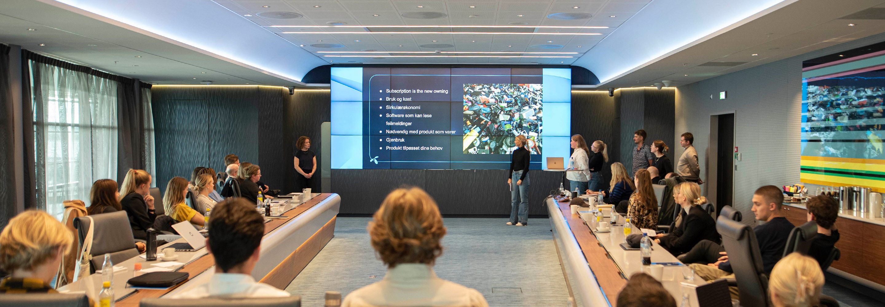 Studentene presenterer sine løsninger i Telenor