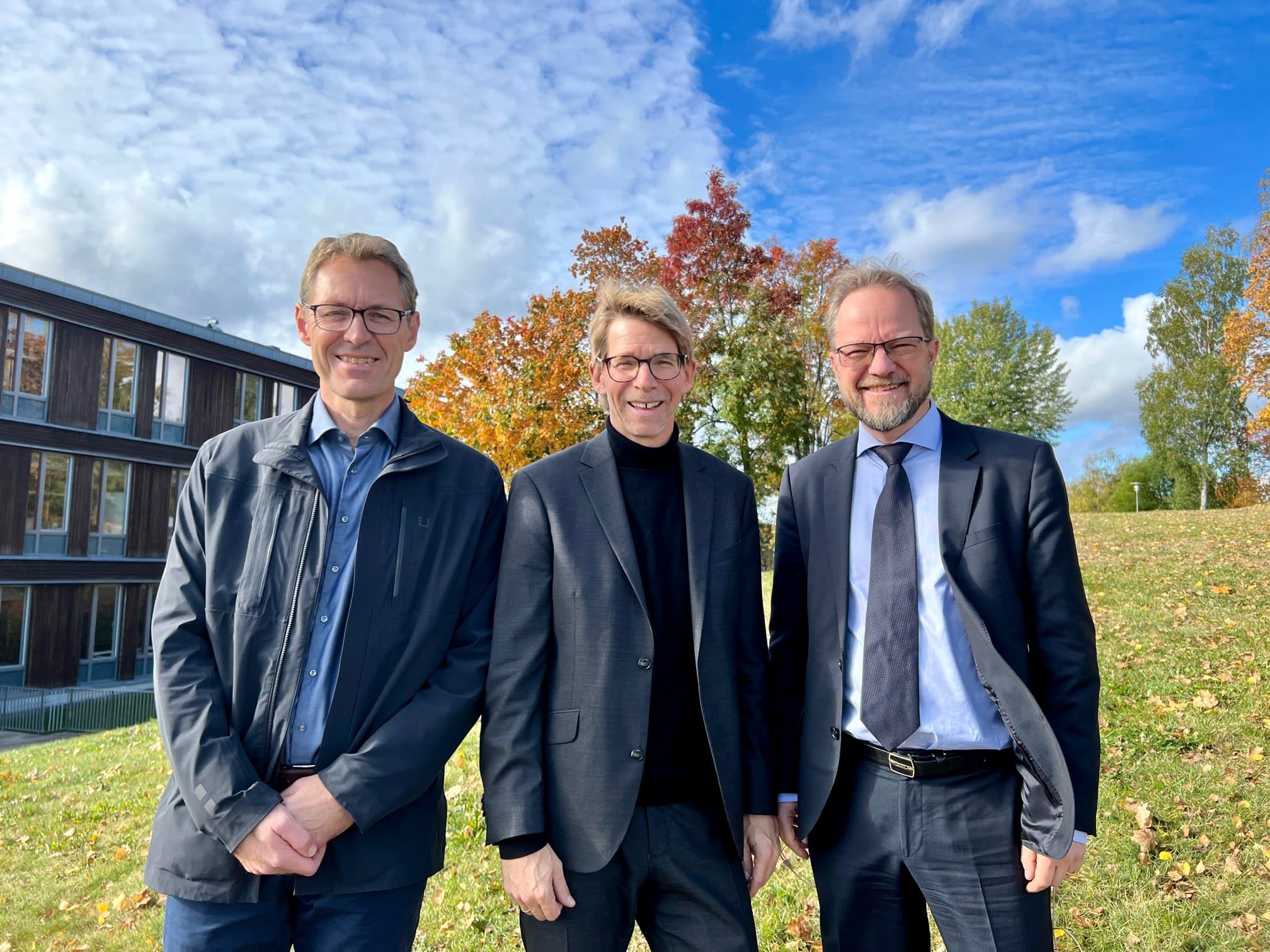 Per Jonny Nesse i Telenor Research and Innovation, Lars Gillund  i Klosser Kongsvinger og professor Bård Tronvoll fra Høgskolen i Innlandet - deltar i det nye 5G-prosjektet som skal skape bedre betingelser for skogbruket. 