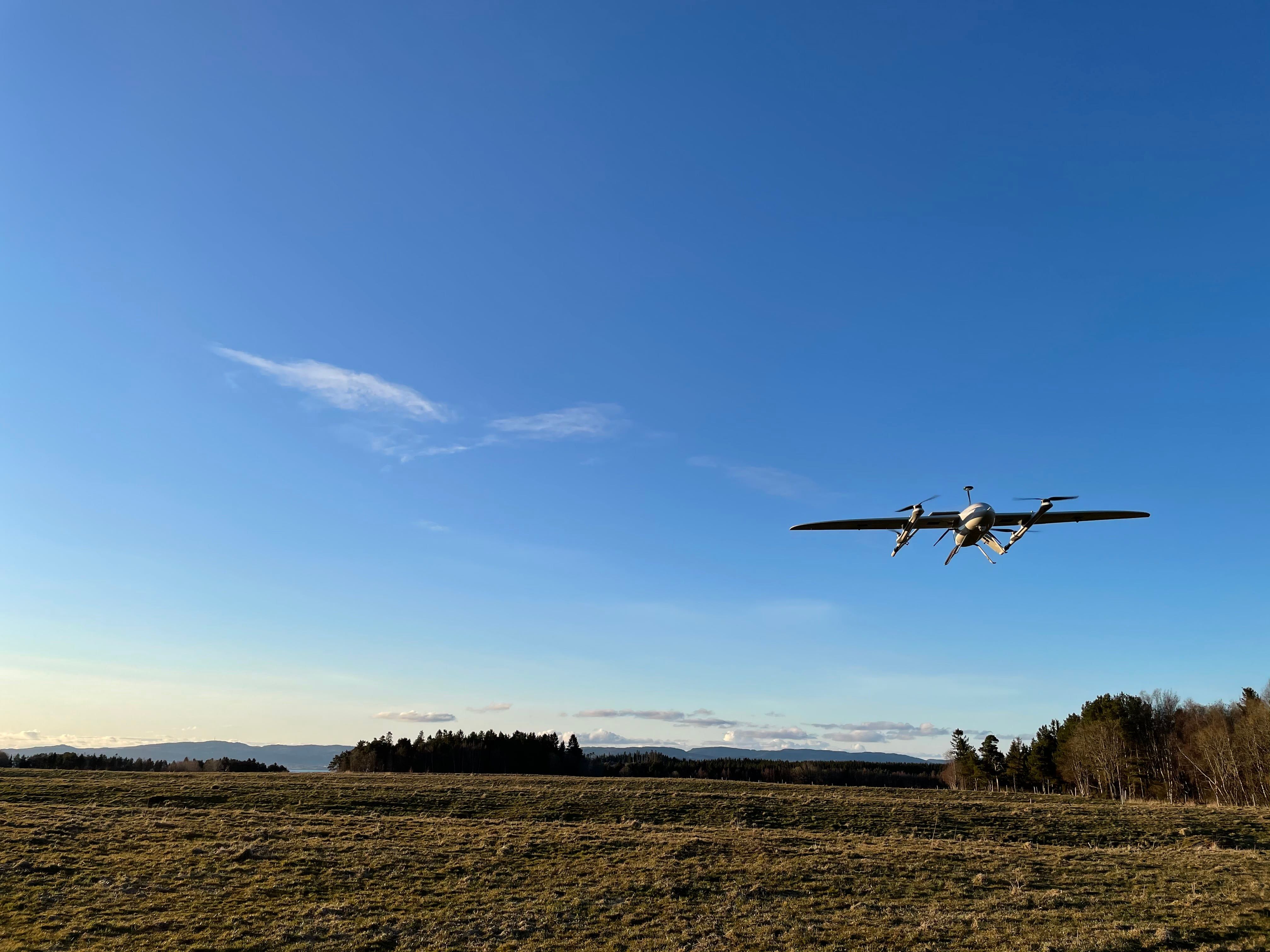 Droner vil spille en nøkkelrolle i transport av prøver mellom norske sykehus fremover. Frakt av blod- og laboratorieprøver mellom fastlegekontorer til sykehus vil enklere ved hjelp av fremtidens transportmiddel.