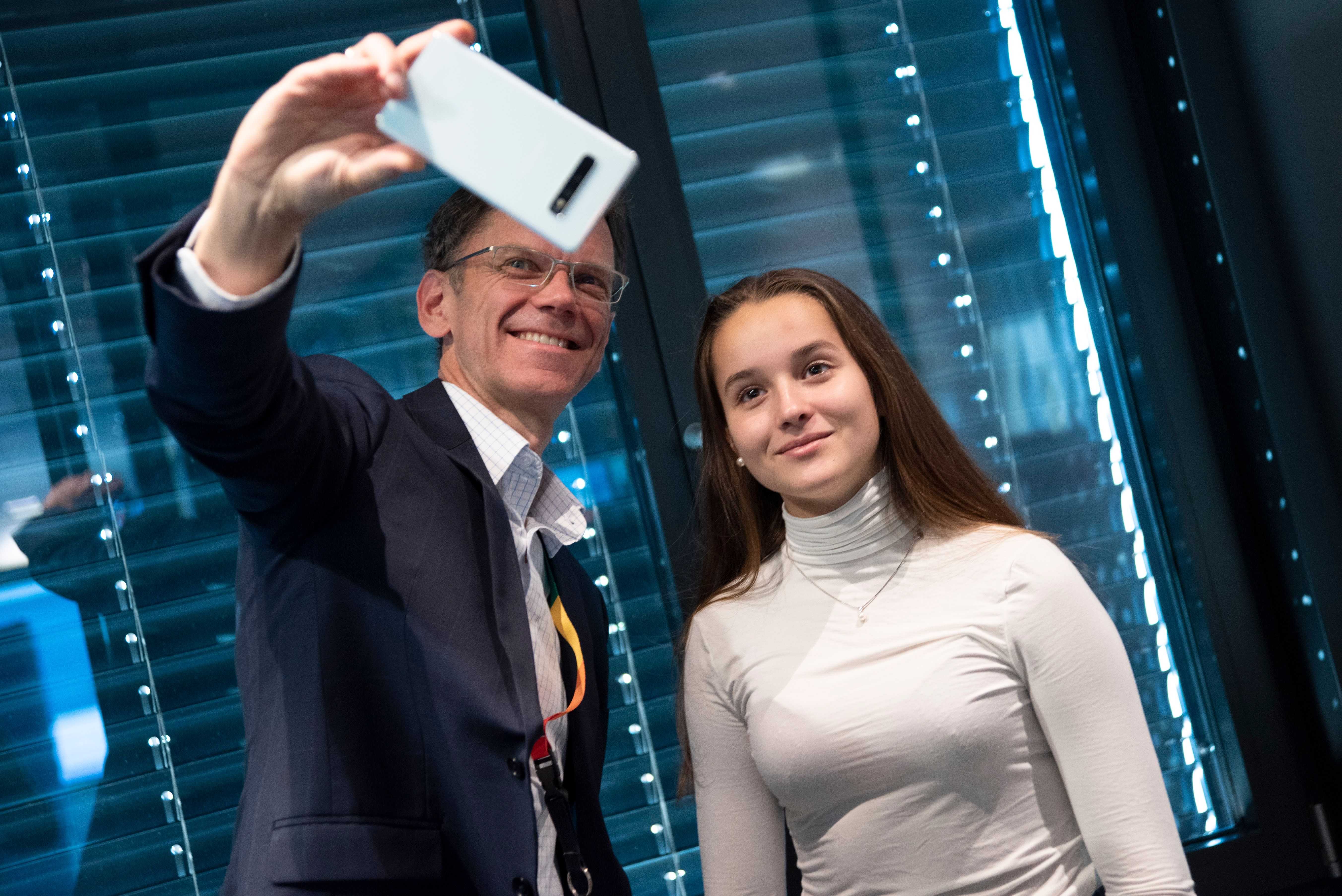 Petter-Børre Furberg fikk Linna Bjerkreim Hellevik som vikar for en dag som administrerende direktør i Telenor Norge. Foto: Martin Fjellanger