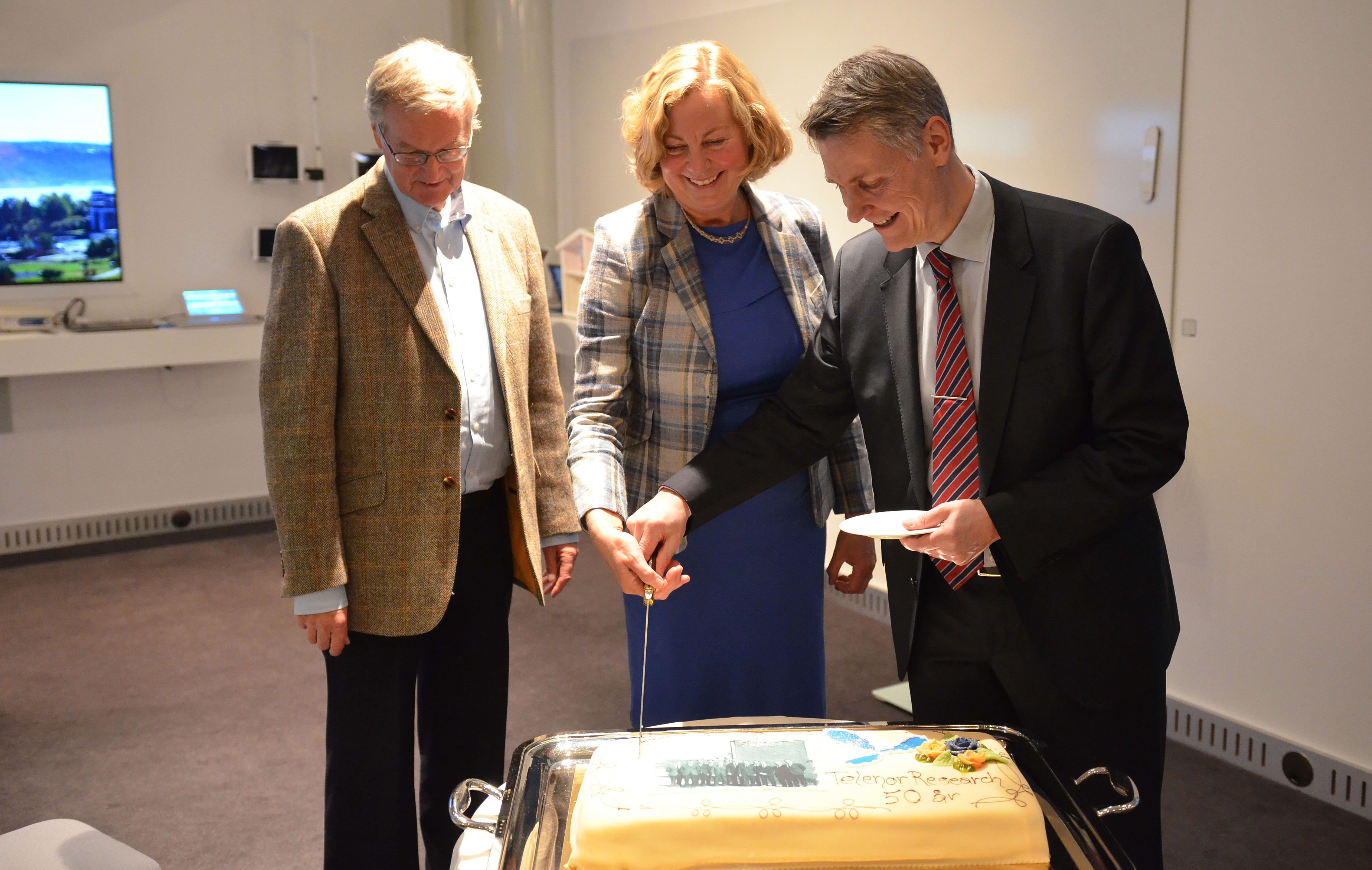 Forskningsdirektør Bjørn Taale Sandberg (t.h.), Norgessjef Berit Svendsen og Odd Gutteberg, en av grunnleggerne av Telegrafverkets Forskningsavdeling, markerte jubileet fredag. (Foto: Martin Fjellanger/Telenor)