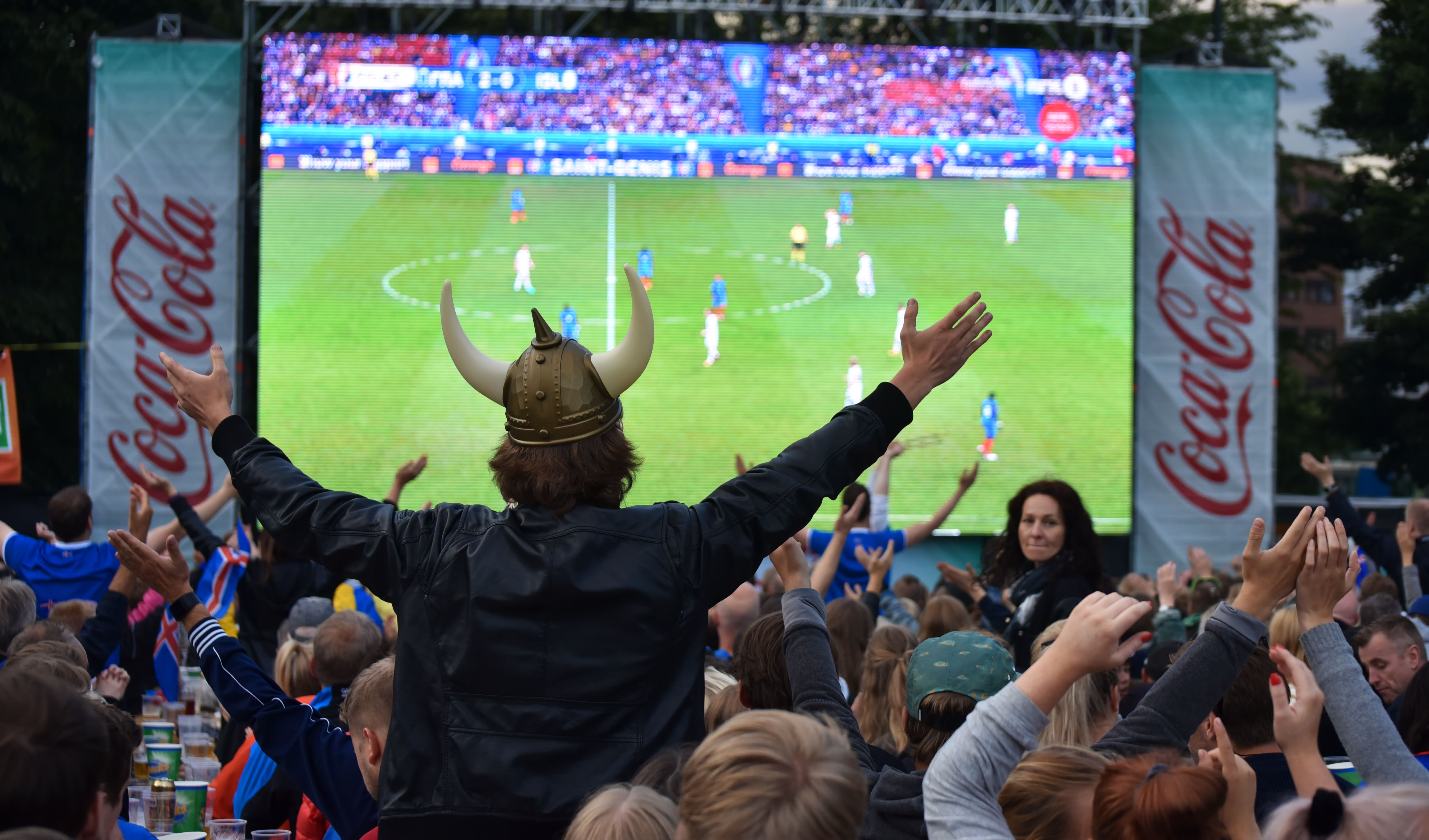 Kontrskjæret får storinnrykk under VM i fotball. Telenor bygger derfor ekstra mobildekning. Bildet er fra EM i 2016. Foto: Martin Fjellanger