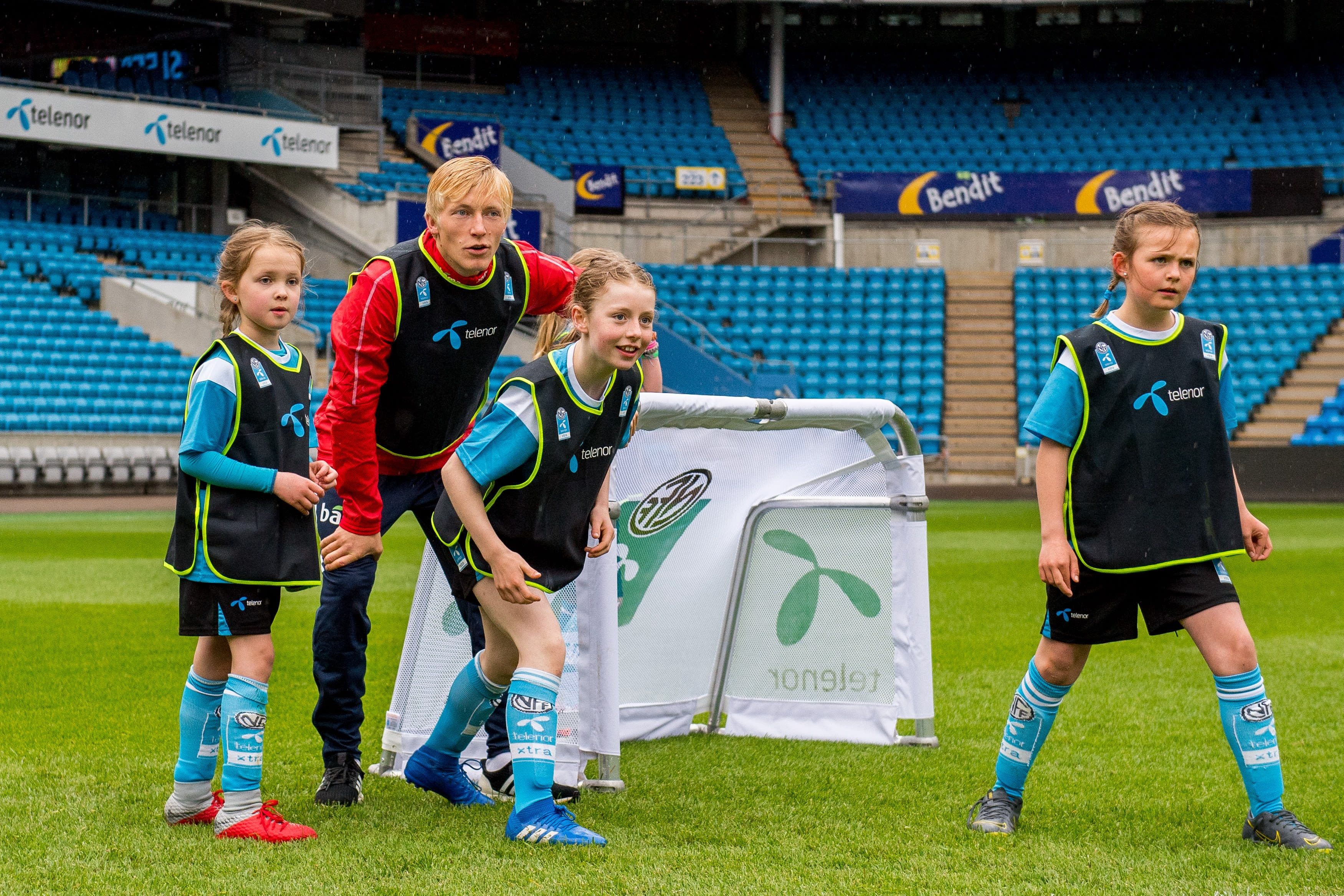 En del av opplegget rundt Telenor Xtra er at unge spillere får møte etablerte spillere. Her i aksjonen sammen med landslagets Birger Meling. (Foto: Norges Fotballforbund)