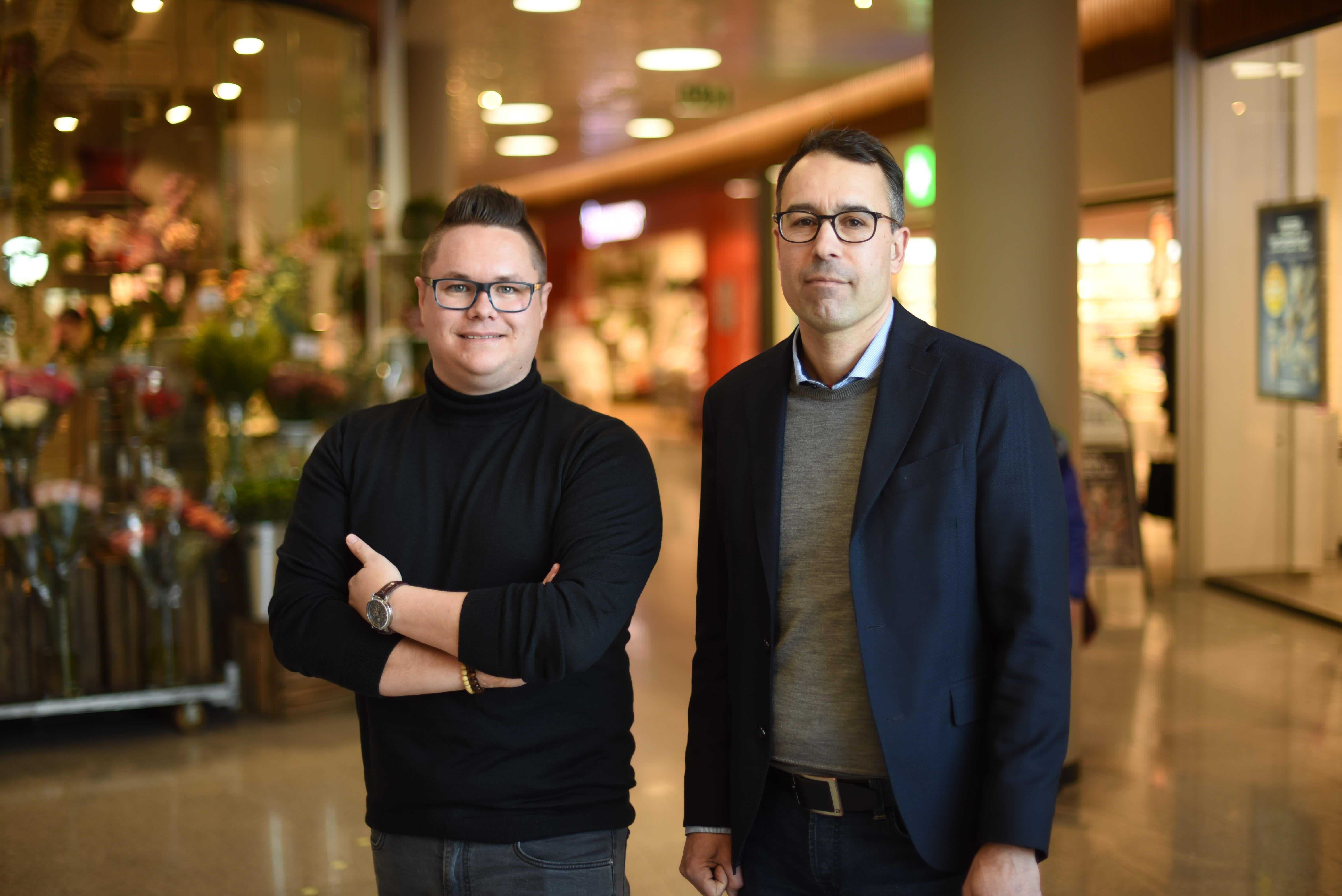 Nå lanserer Telenor en helt ny digitaliseringstjeneste. Kai Gulbrandsen (til høyre) i Princess-kjeden er pilotkunde. Her sammen med Steffan Thorvaldsen fra Telenor. Foto: Martin Fjellanger.