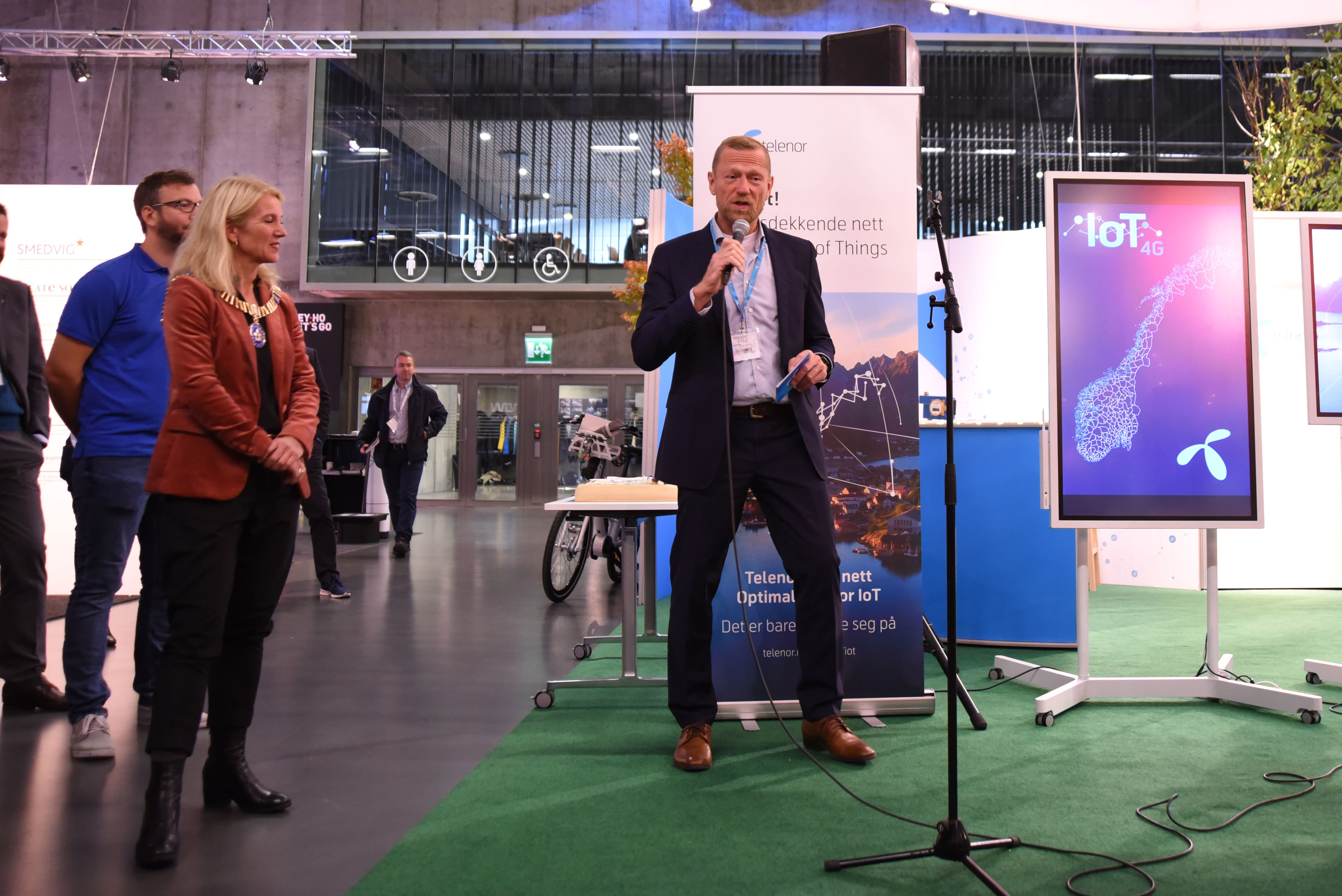 IoT on 4G makes it possible for ‘things’ to communicate via Telenor’s existing 4G network.  Ove Fredheim, head of Telenor Norway Business together with Stavangers Mayor, Christine Helgø opend the network.