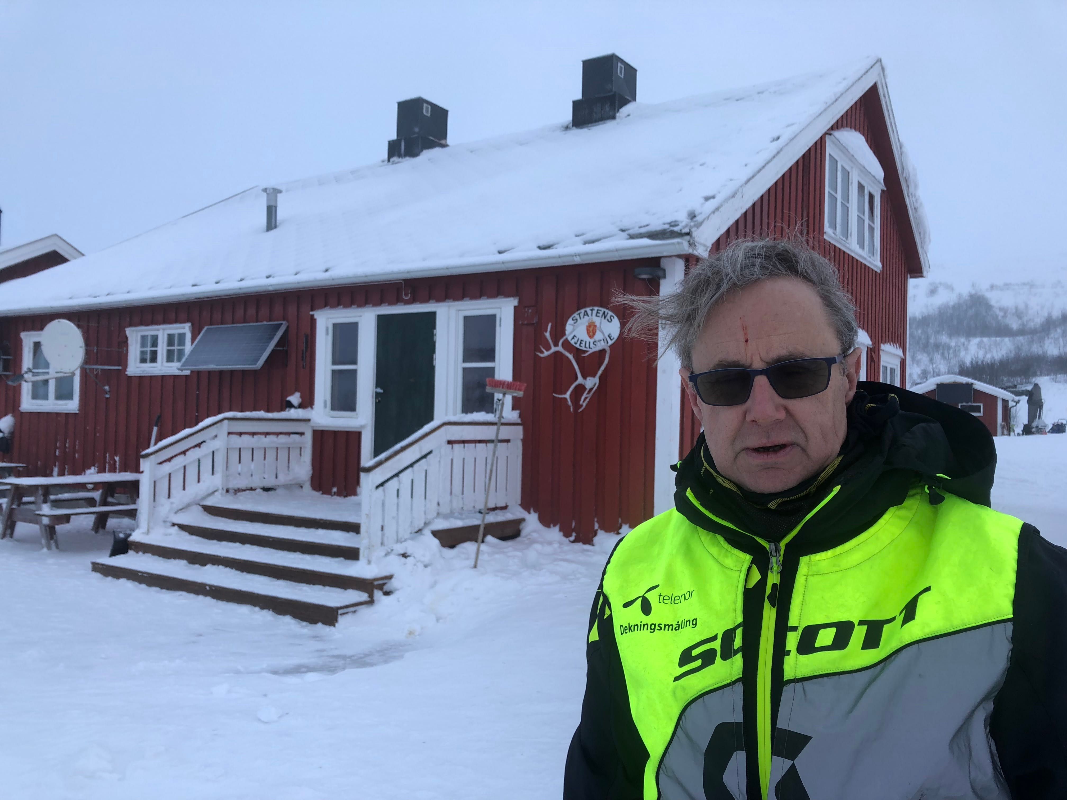 Dekningsdirektør Bjørn Amundsen i Telenor testet denne uka dekningen i Finnmark. Her er han på Joatkajávri fjellstue i Alta.