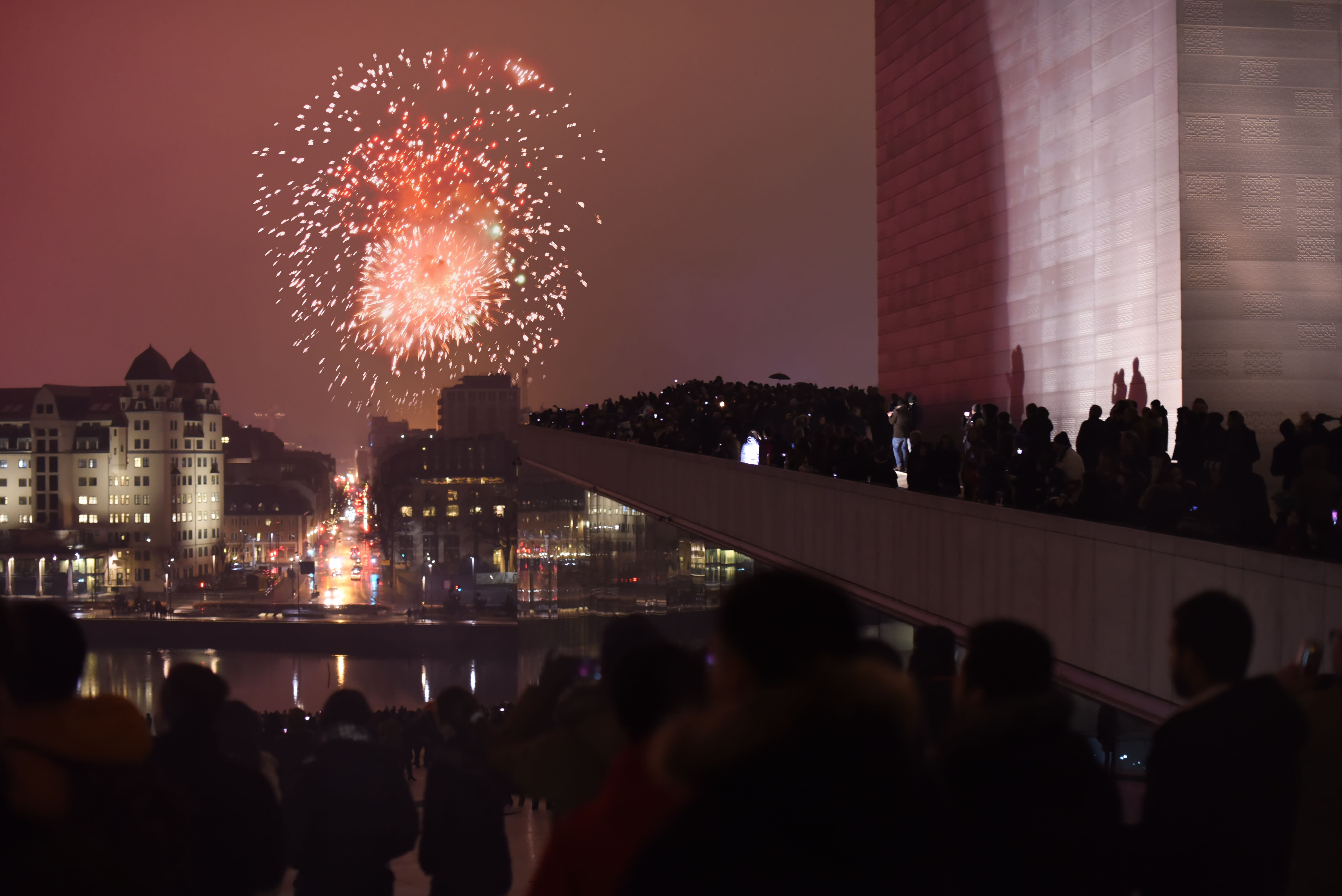 Kundene vil gjerne bruke sosiale medier til å dokumentere nyttårsfeiringen. Her fra Operaen i Oslo. Foto: Martin Fjellanger.