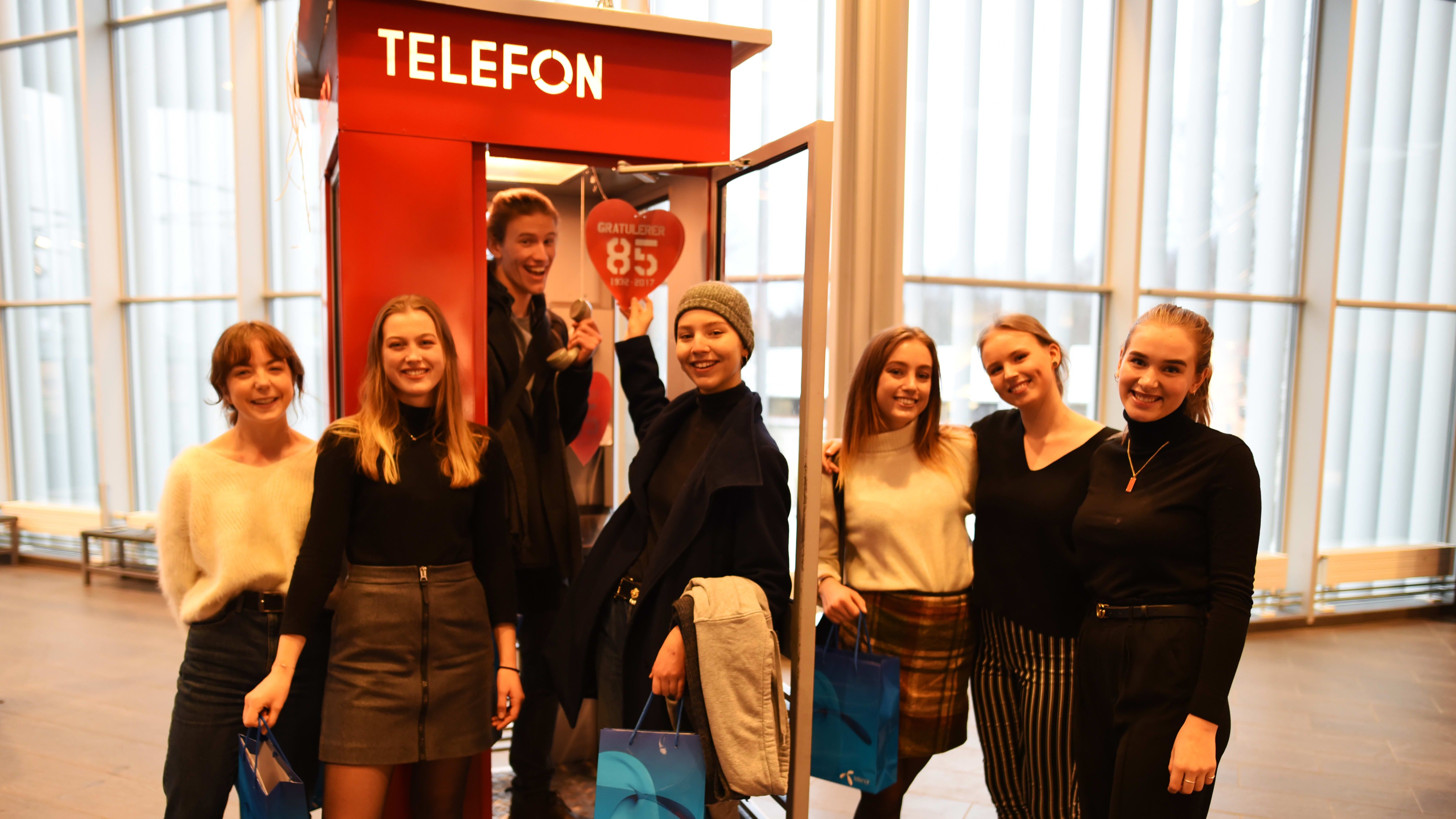 Glade skoleelever bak vinnerutkastet. Fra venstre: Åsa Holsen Fosmark, Olivia Von Zedtlitz-Neukirchen, Paul André Markey, Lilly Leana Dula Johansen, Suzanne Thorvaldsen Rian, Marie Nynäs, Mille Marie Isaksen. Foto: Martin Fjellanger.