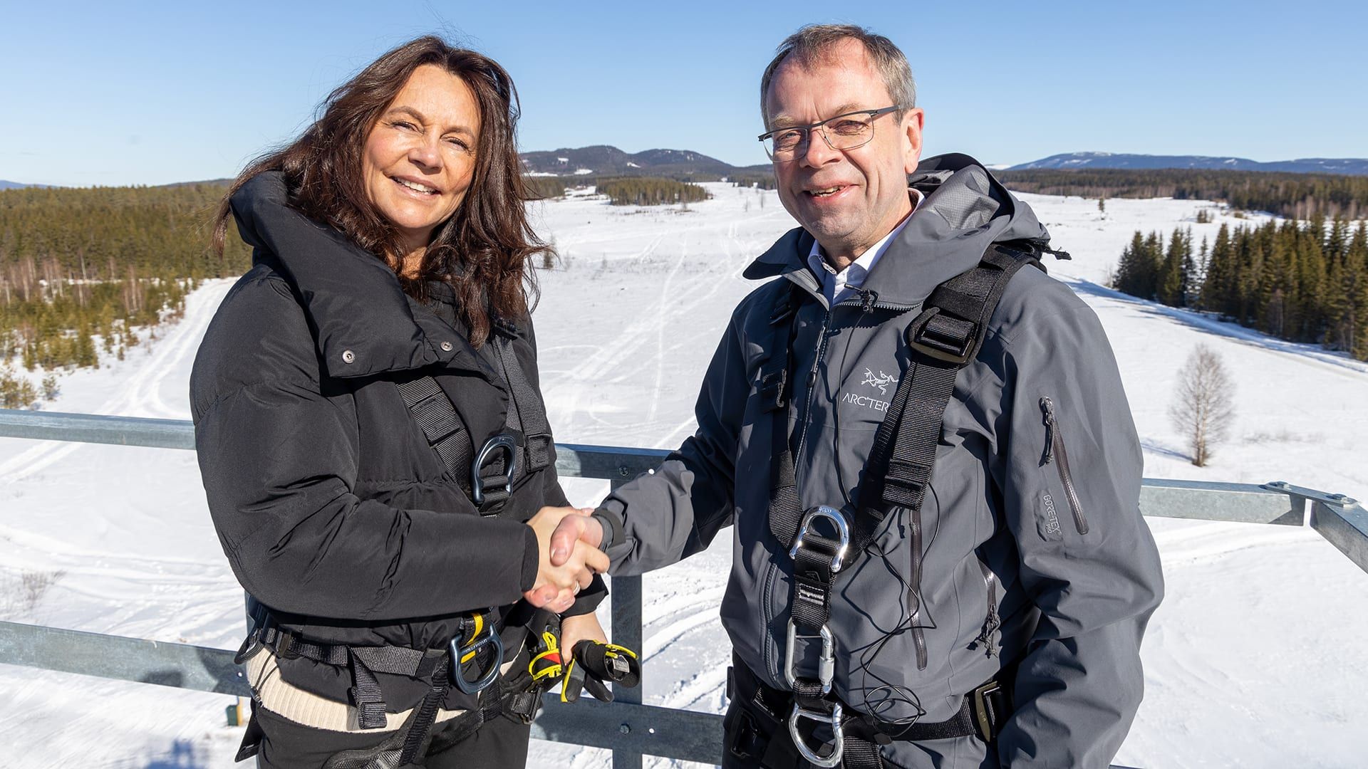 Telenor og FFI tar forsvaret til nye høyder. Samarbeidsavtalen mellom de to ble forseglet med et håndtrykk mellom Birgitte Engebretsen og Kenneth Ruud  i den 24 meter høye 5G-masta på ICE worx Rena.