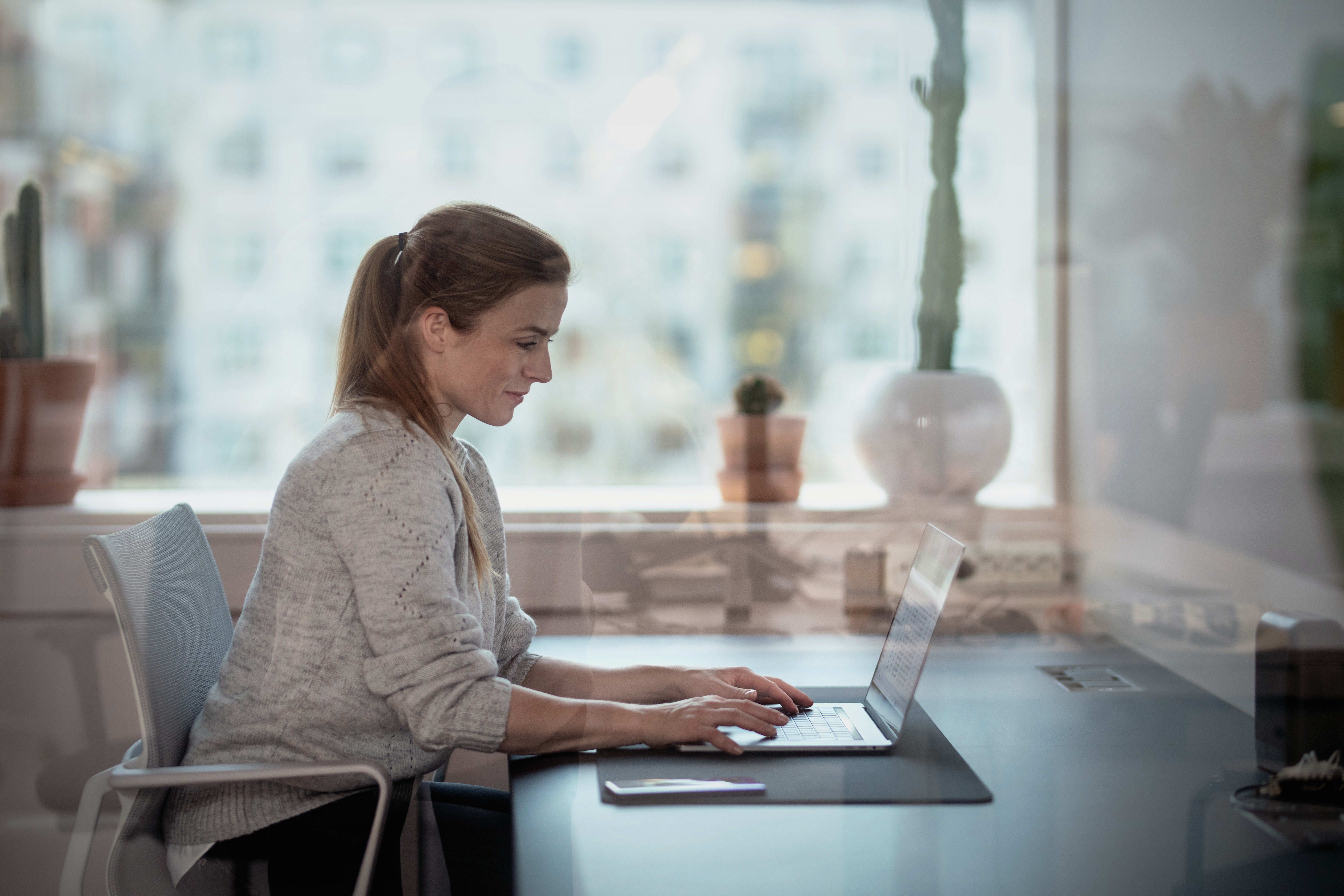 Med taleintegrasjon i Microsoft Teams kan du bruke PC-en som mobiltelefon. 