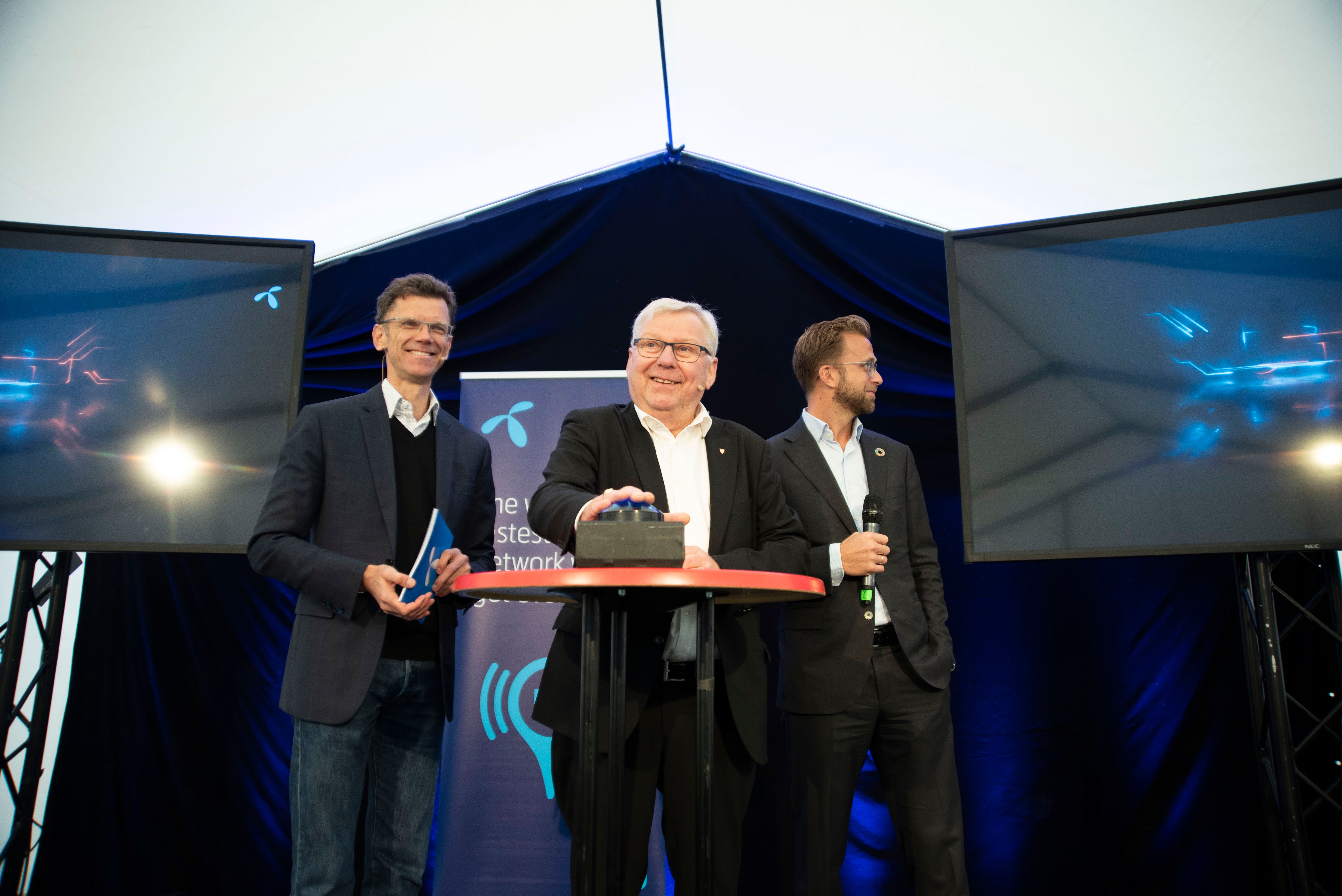 Petter-Børre Furberg (left), Erik Hanstad og Nikolai Astrup today opened Scandinavia's largest 5G pilot in the municipality of Elverum. Photo: Martin Fjellanger