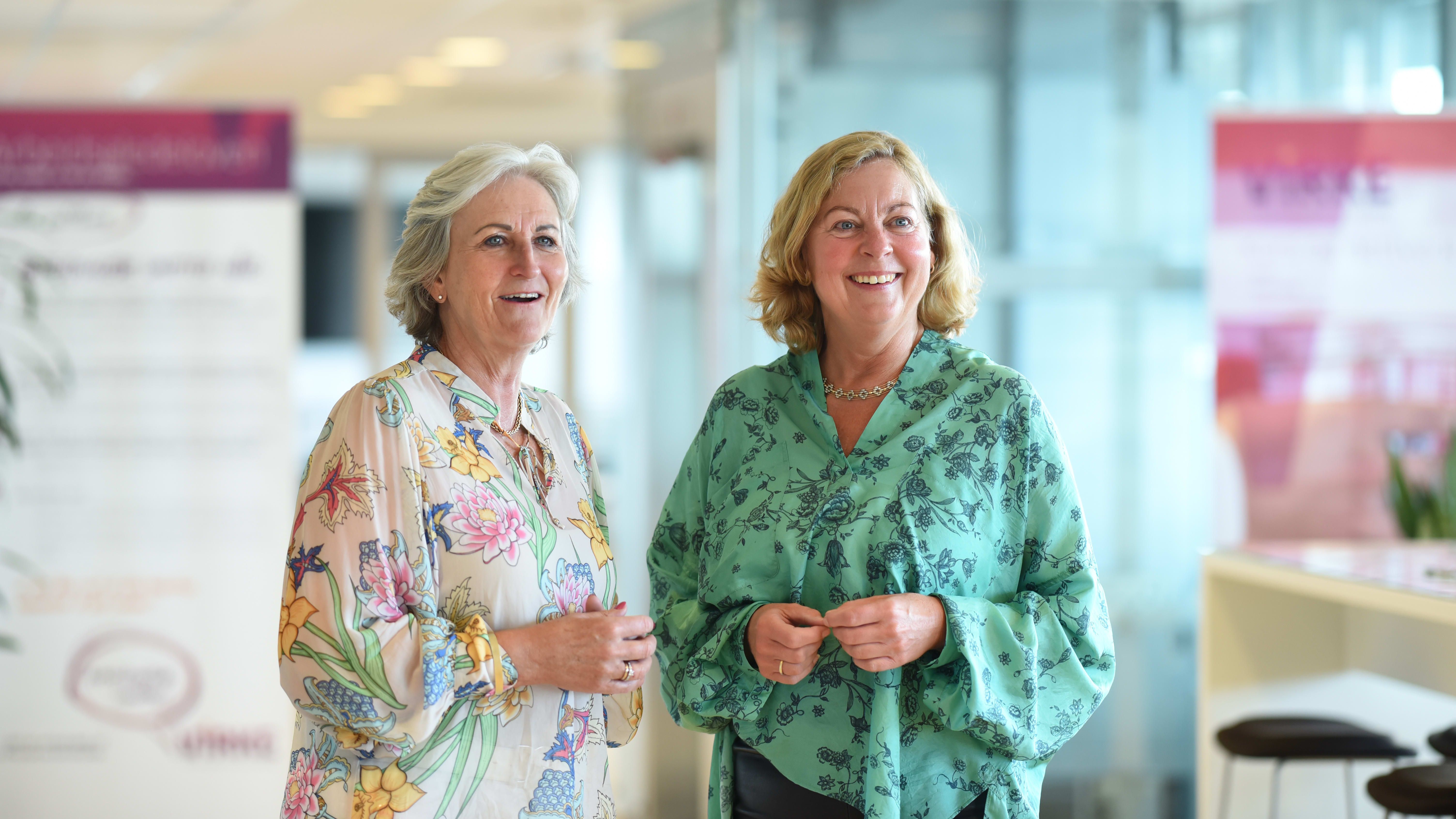 Vibeke Hammer Madsen og Berit Svendsen vil utjevne det digitale klasseskillet i næringslivet. Foto: Martin Fjellanger.