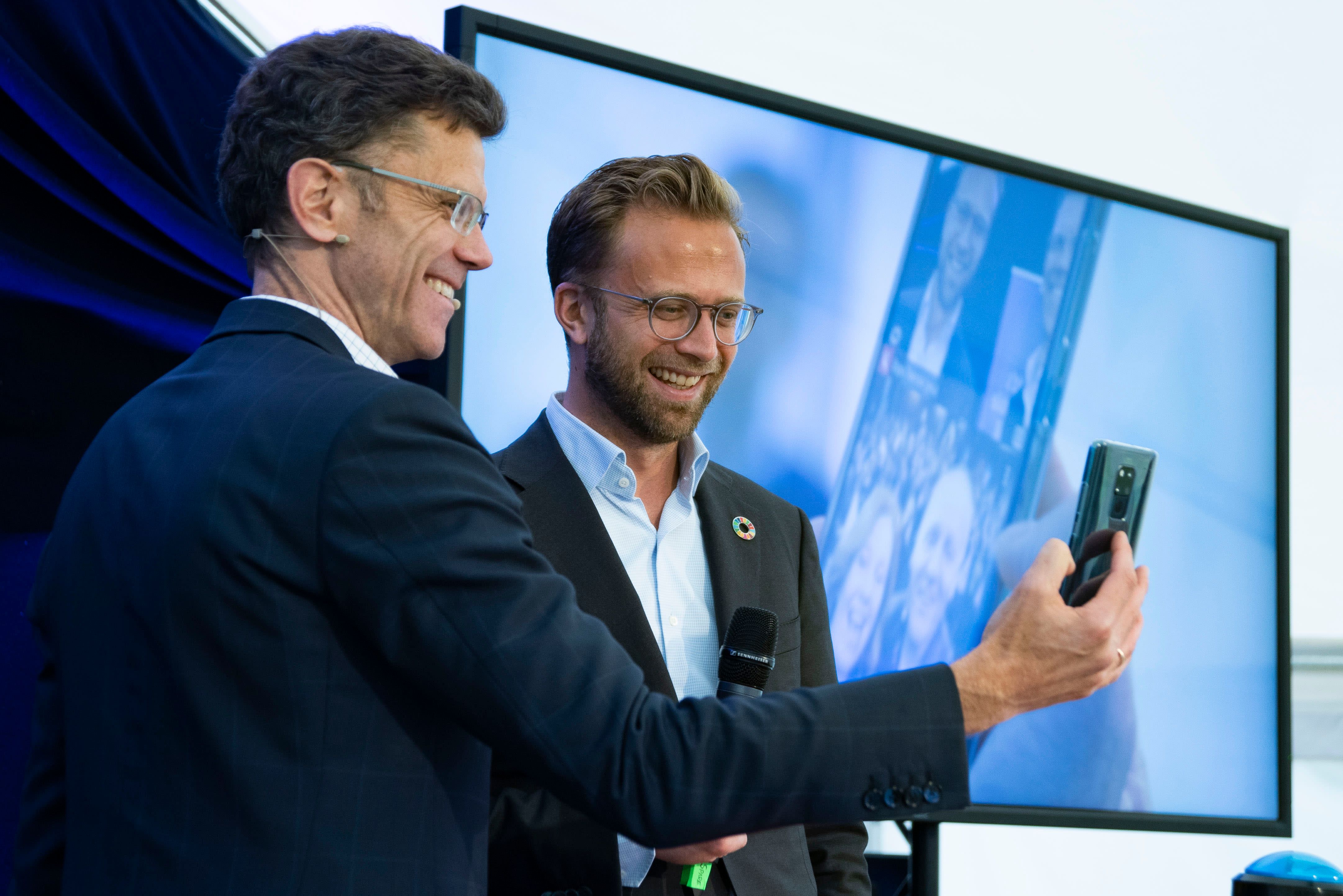 Digitaliseringsminister Nikolai Astrup og Petter-Børre Furberg, sjefen for Telenor Norge, gjennomførte historiens første 5G-samtale i Norge. Foto: Martin Fjellanger.