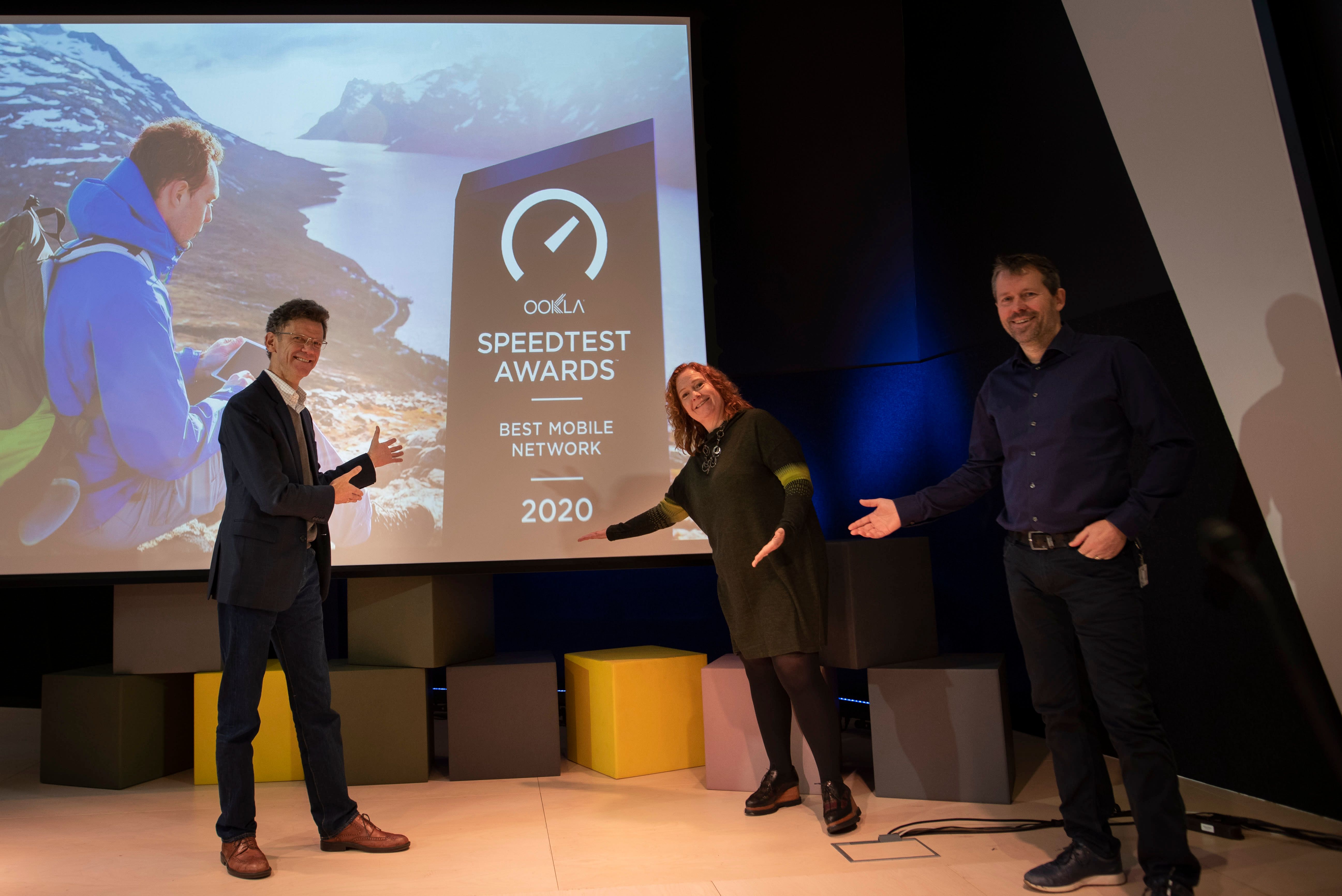 Norgessjef Petter-Børre Furberg (t.v.), teknologidirektør Ingeborg Øfsthus og mobildirektør Ric Brown gleder seg over å ha landets beste mobilnett. Foto: Martin Fjellanger