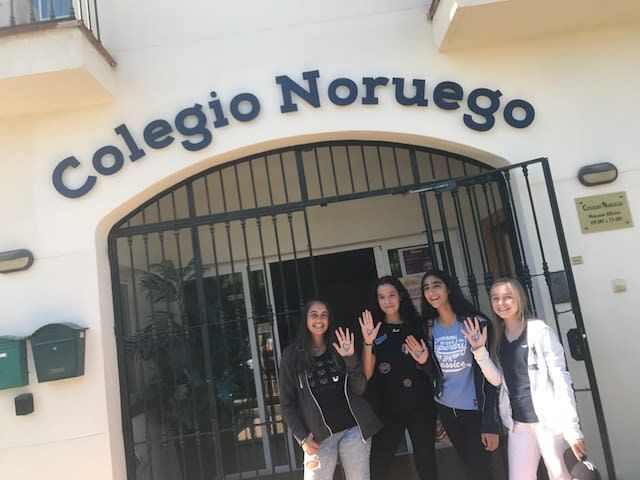 Anna, Hiba, Ana og Cathinka med Bruk Hue-hjertet i hånden utenfor porten ved den norske skolen i Malaga.