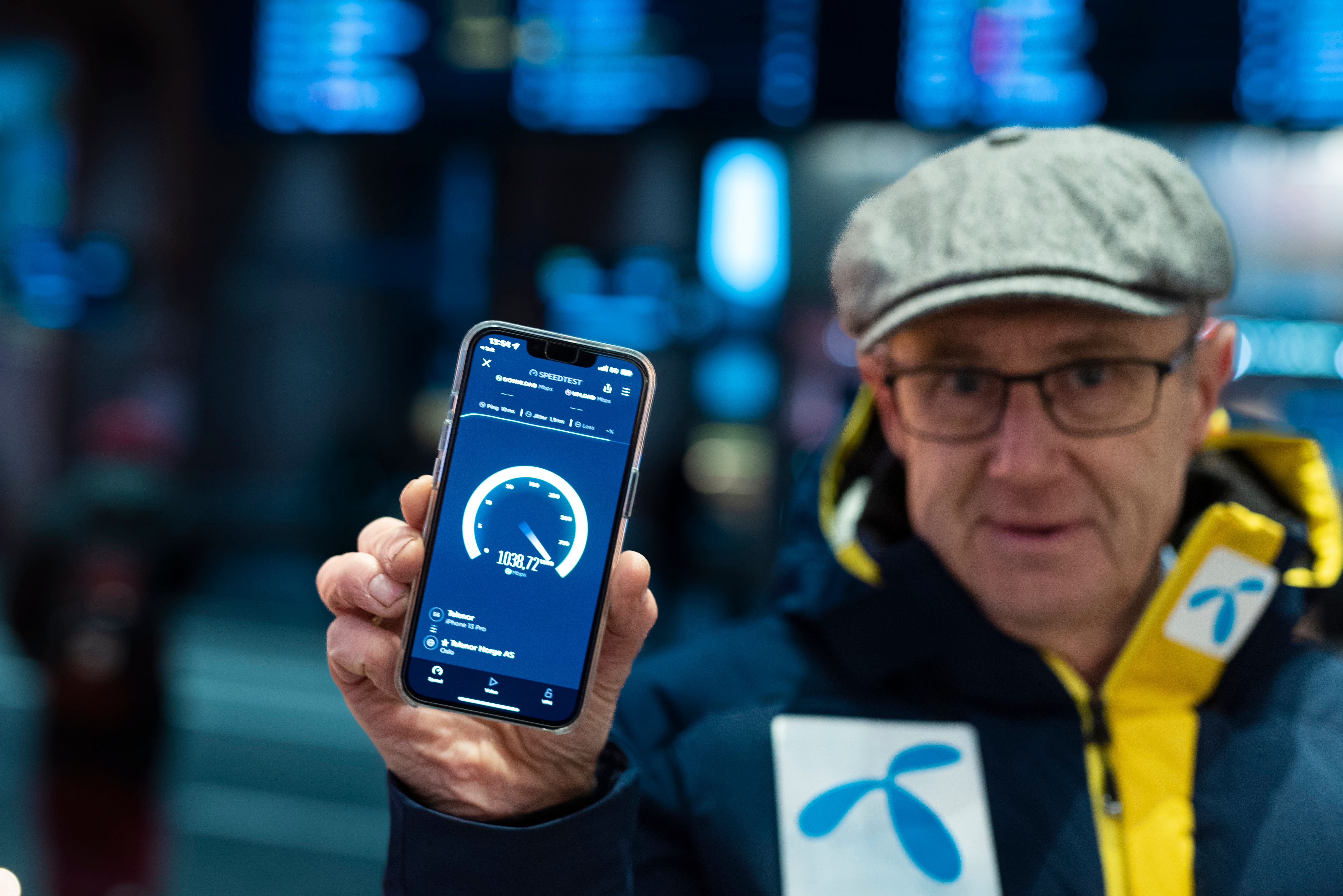 Dekningsdirektør Bjørn Amundsen i Telenor Norge har opplevd en rivende utvikling med mobiltelefonen, fra SMS-introduksjonen til 5G. Alt avhenger av god dekning. (Foto: Martin Fjellanger)