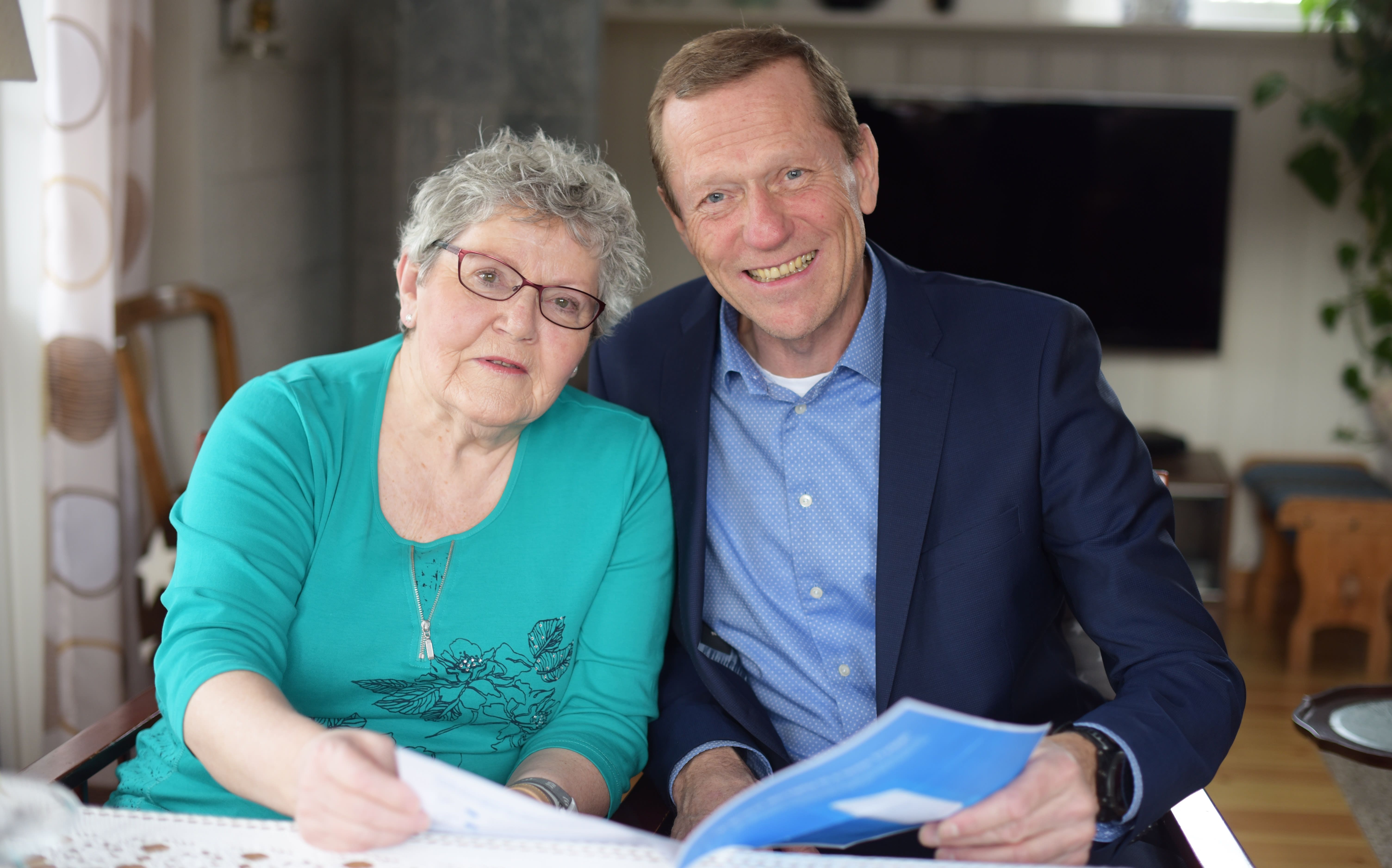 Helga Forslund (80) is a pilot user of the new safety solution "Tryggi". Here with CMO of Telenor Business Ove Fredheim. (Photo: Martin Fjellanger)