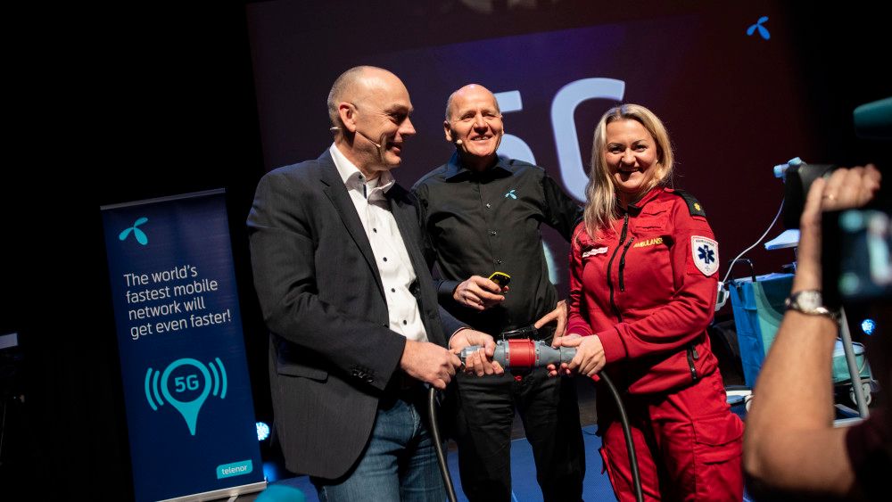 Konsernsjef Sigve Brekke flankert av Bjørn Ivar Moen, konstituert leder i Telenor Norge og ambulansearbeider Anne Elisabeth Hengna åpner 5G-piloten på Kongsberg. (Foto: Martin Fjellanger)