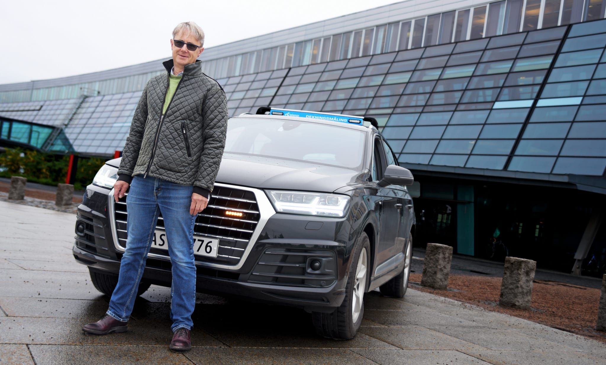 Bjørn Amundsen gjør seg klar for 10.000 km i bilen Norge på langs. For 24. året på rad legger dekningsdirektøren i Telenor Norge ut på tur for å sjekke mobilnettet. Foto: Martin Fjellanger