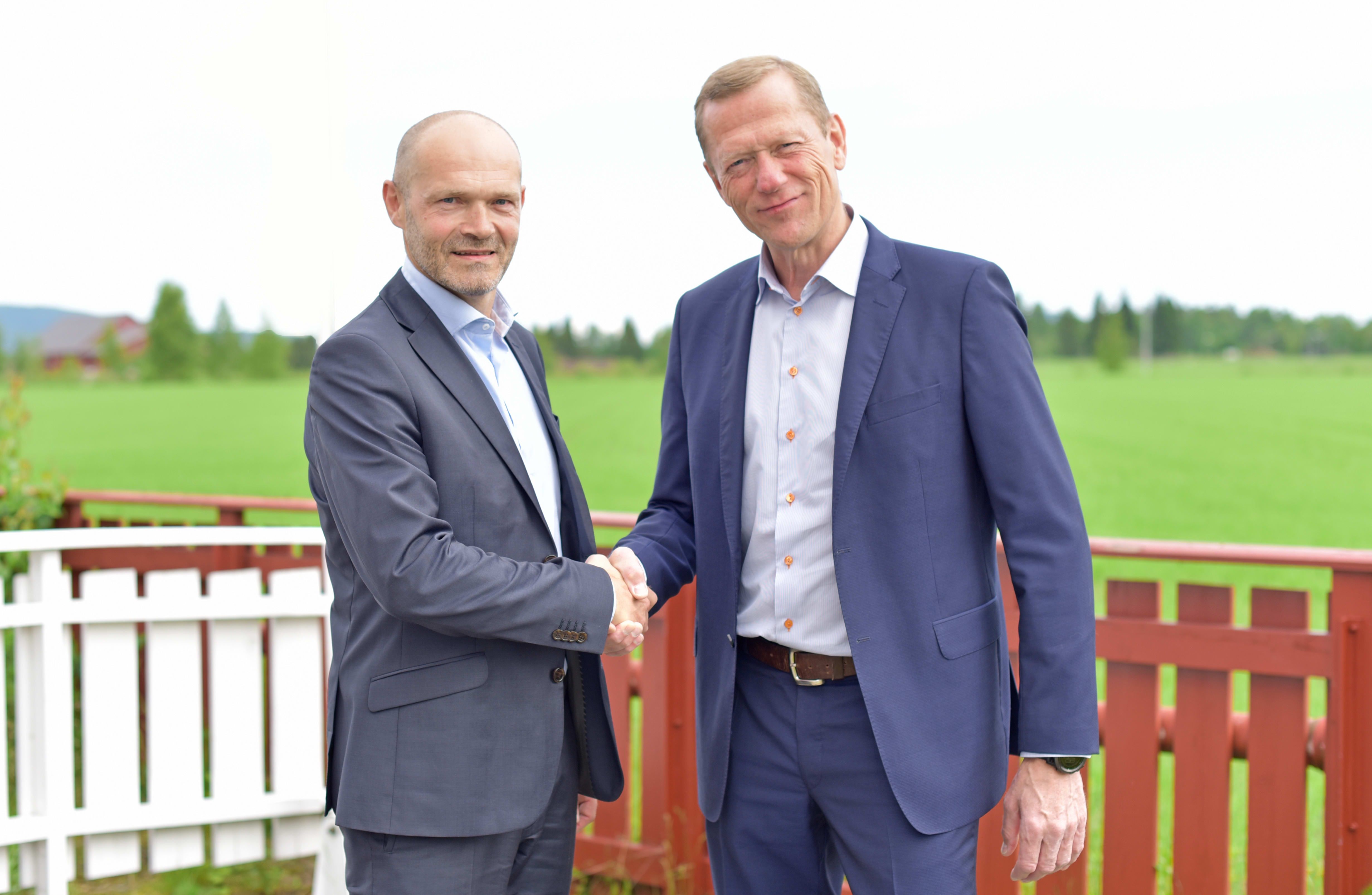 Dag Magne Søyland, administrerende direktør i Ucom og Ove Fredheim, direktør for Telenor bedrift mener oppkjøpet styrker Telenors rådgiverrolle i bedriftsmarkedet. Foto: Martin Fjellanger