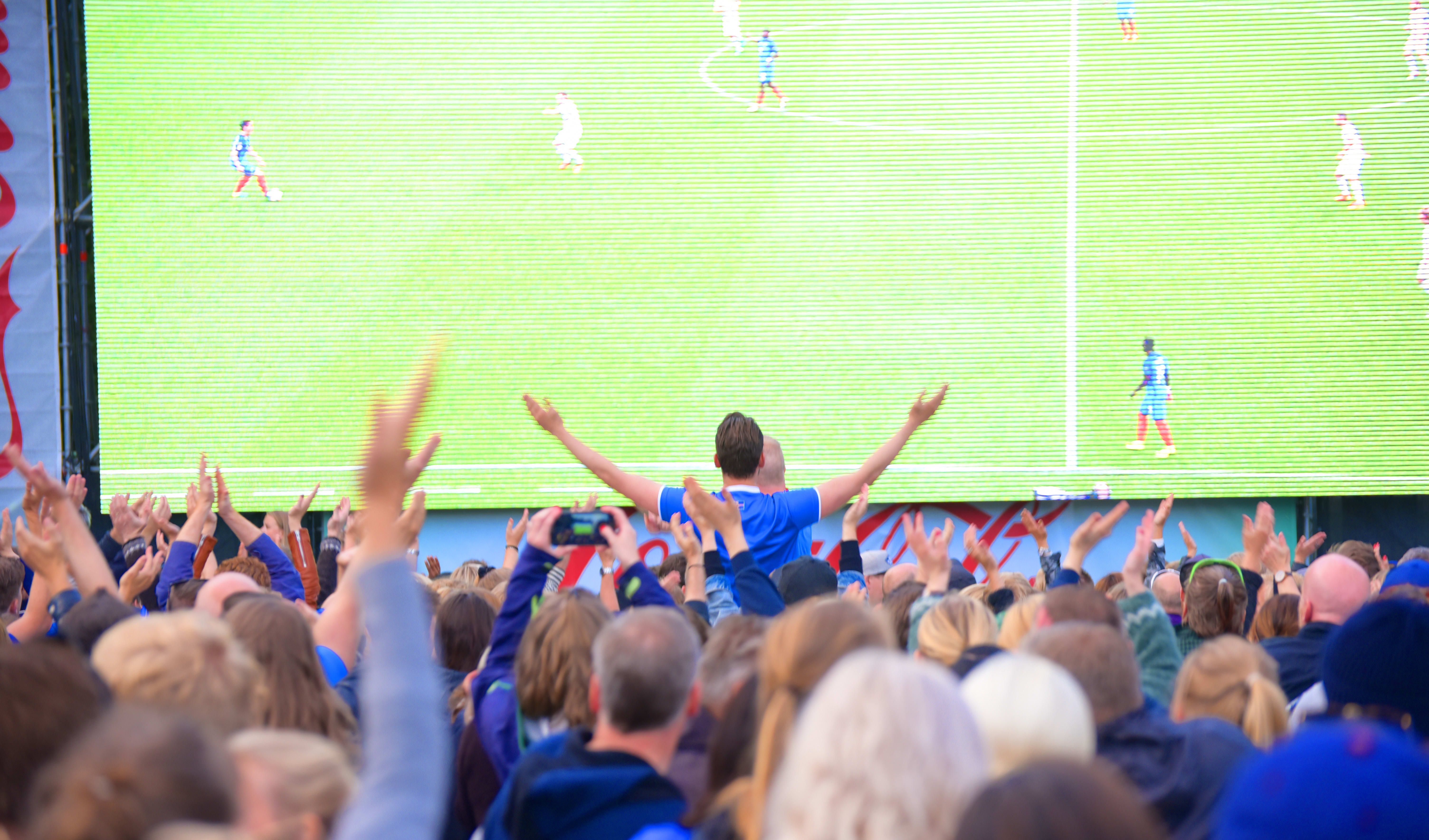 Telenors kunder satte ny surferekord under fotball-VM. Her fra Kontraskjæret i Oslo da Island spilte. Foto: Martin Fjellanger. 