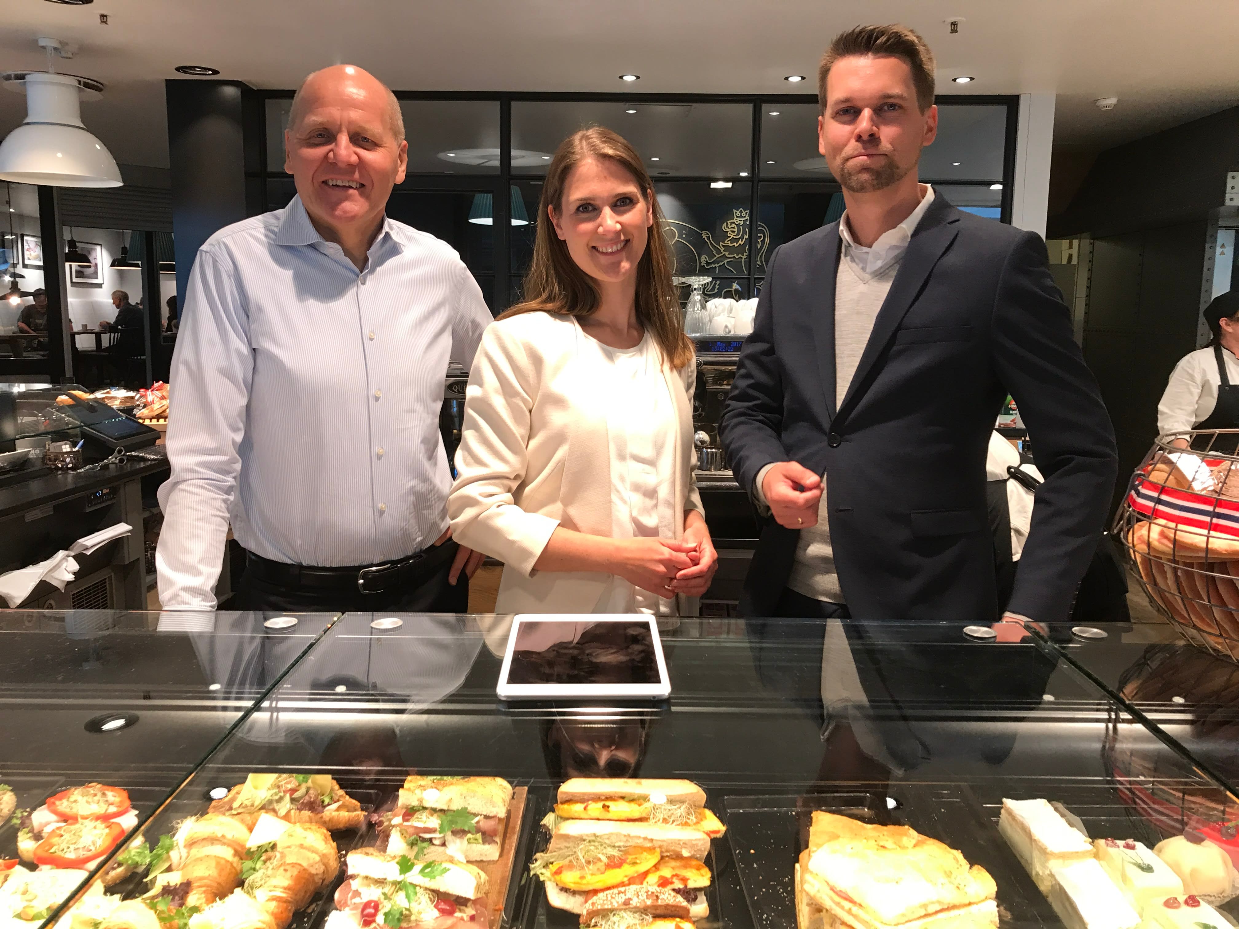 Telenor CEO Sigve Brekke (left) with Torunn Totland Stangervåg and Ove Bruntveit from Baker Brun in Bergen. 