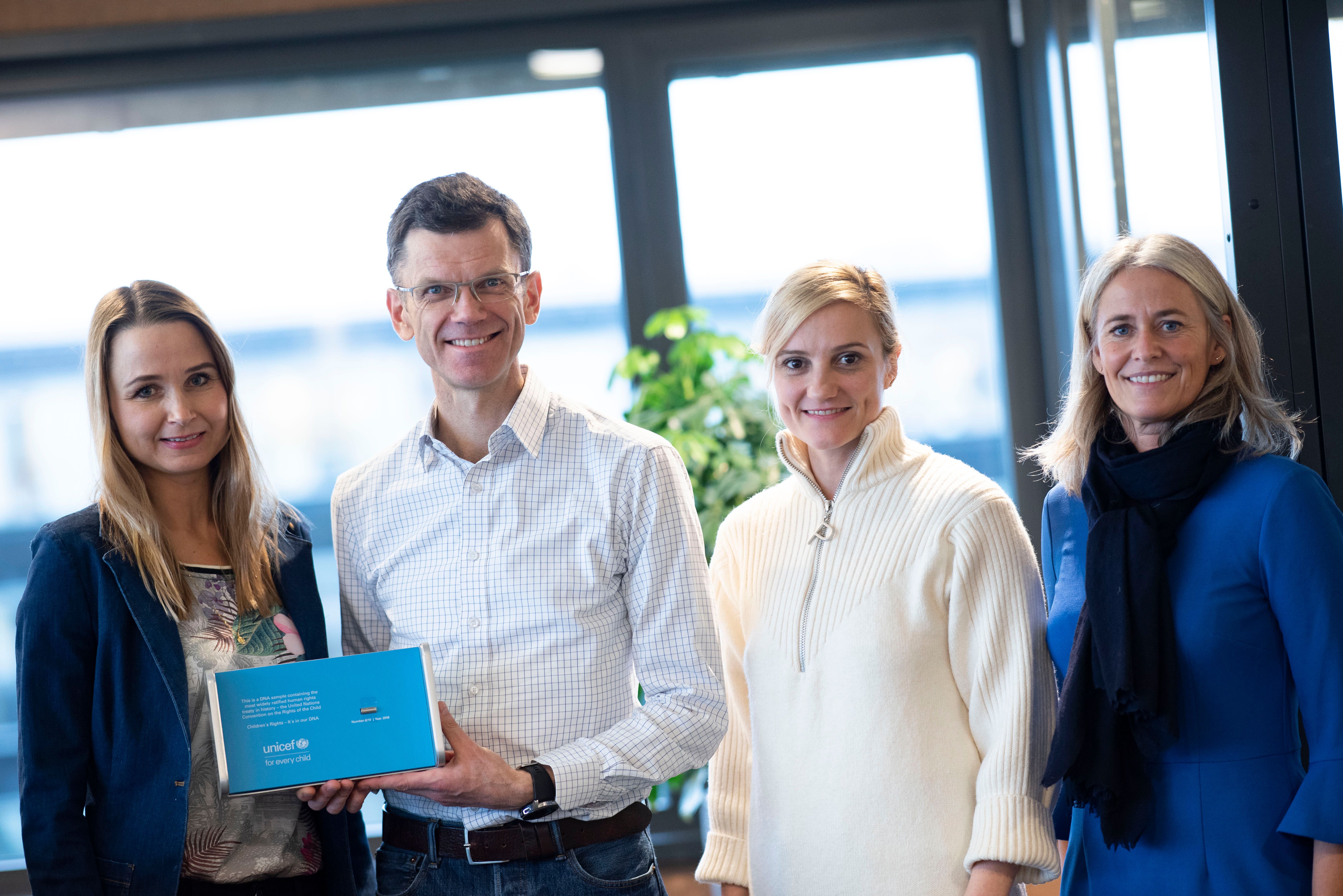 Helen Leikanger, partneransvarlig i UNICEF, Petter-Børre Furberg, administrerende direktør i Telenor Norge, Ana Brodtkorb, leder for samfunnsansvar og bærekraft i Telenor Norge og Elisabeth Biering, bærekraftsdirektør i Telenor Group. 