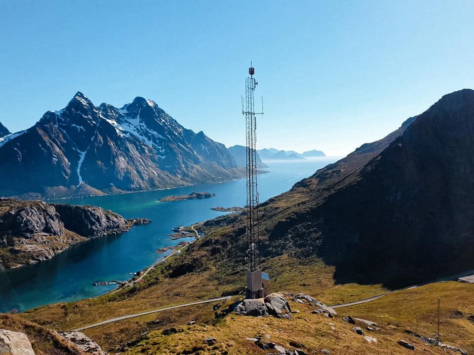 Dekningsturen går blant annet til Lofoten. Her er en basestasjon ved Steinfjorden med Mærvold-pollen nærmest. (Foto: Amund Ringen Jøråsen)