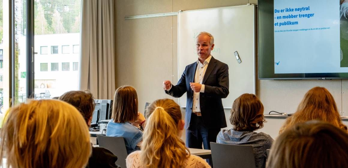 Kunnskapsminister Jan Tore Sanner prater til en ungdomskoleklasse