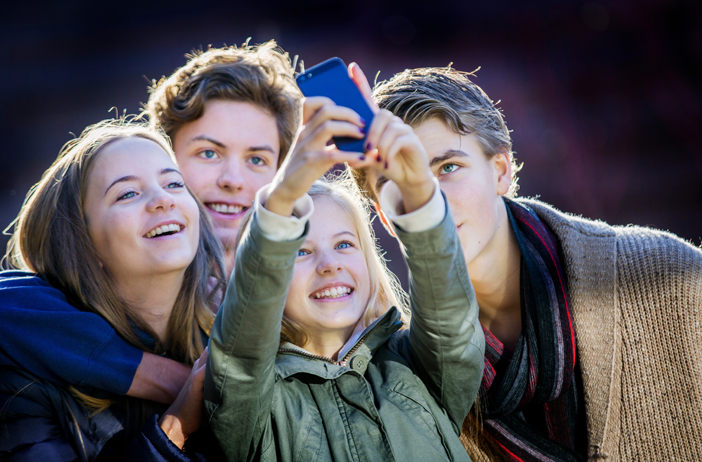 Ungdom tar en gruppe selfie