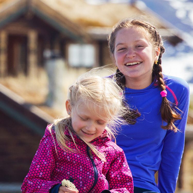 Jenter som elsker at de har fått internett på hytta