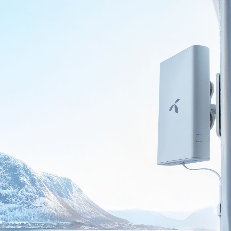 Gutt og jente ser på ipad