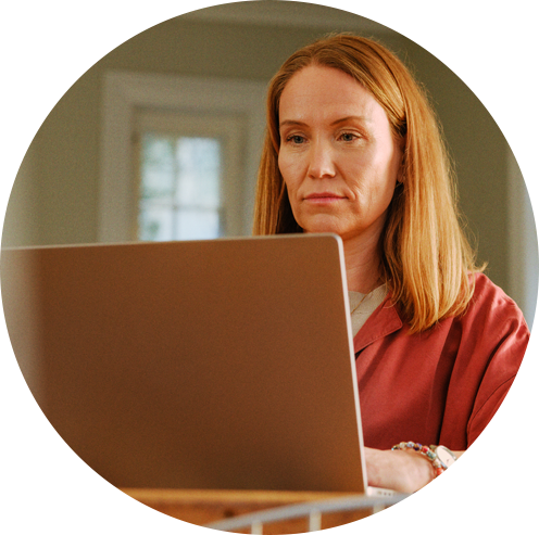 Kvinne som ser på en pc