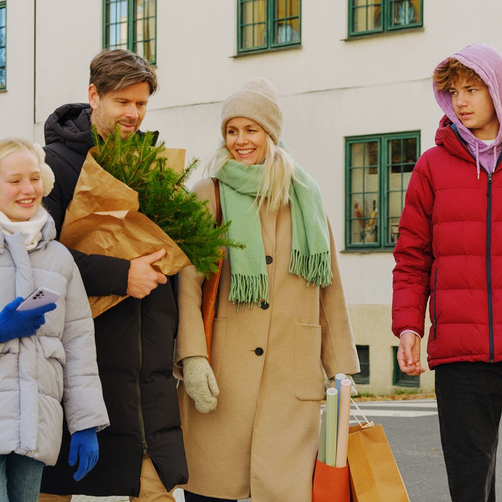 en familie som har handlet julegaver i telenorbutikken