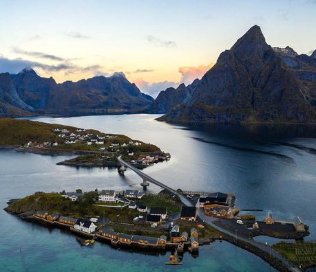 Internet of Things - Vakker natur, blått hav, bro, hus, fjell