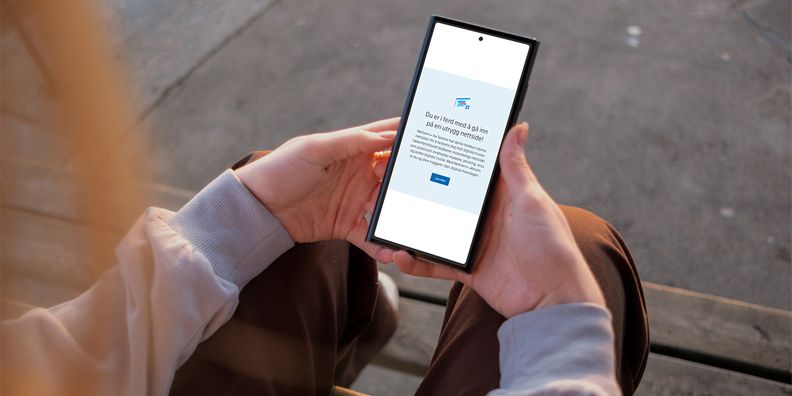 Kvinne på mobil - vi ser varselet man får fra Nettvern+